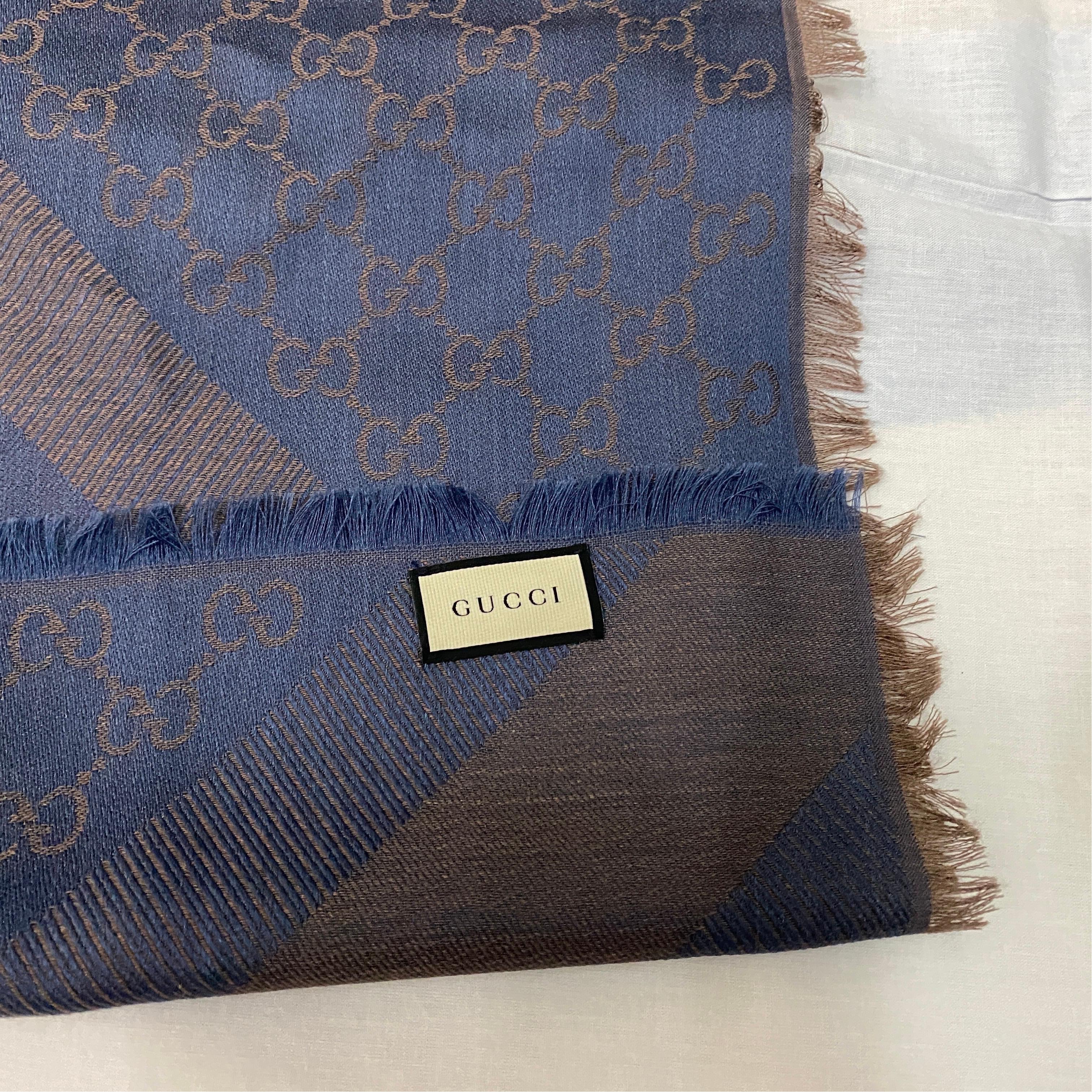 A Gucci Blue Scarf in Wool and Silk with Gucci motif Continuous Logo In Good Condition In Aci Castello, IT