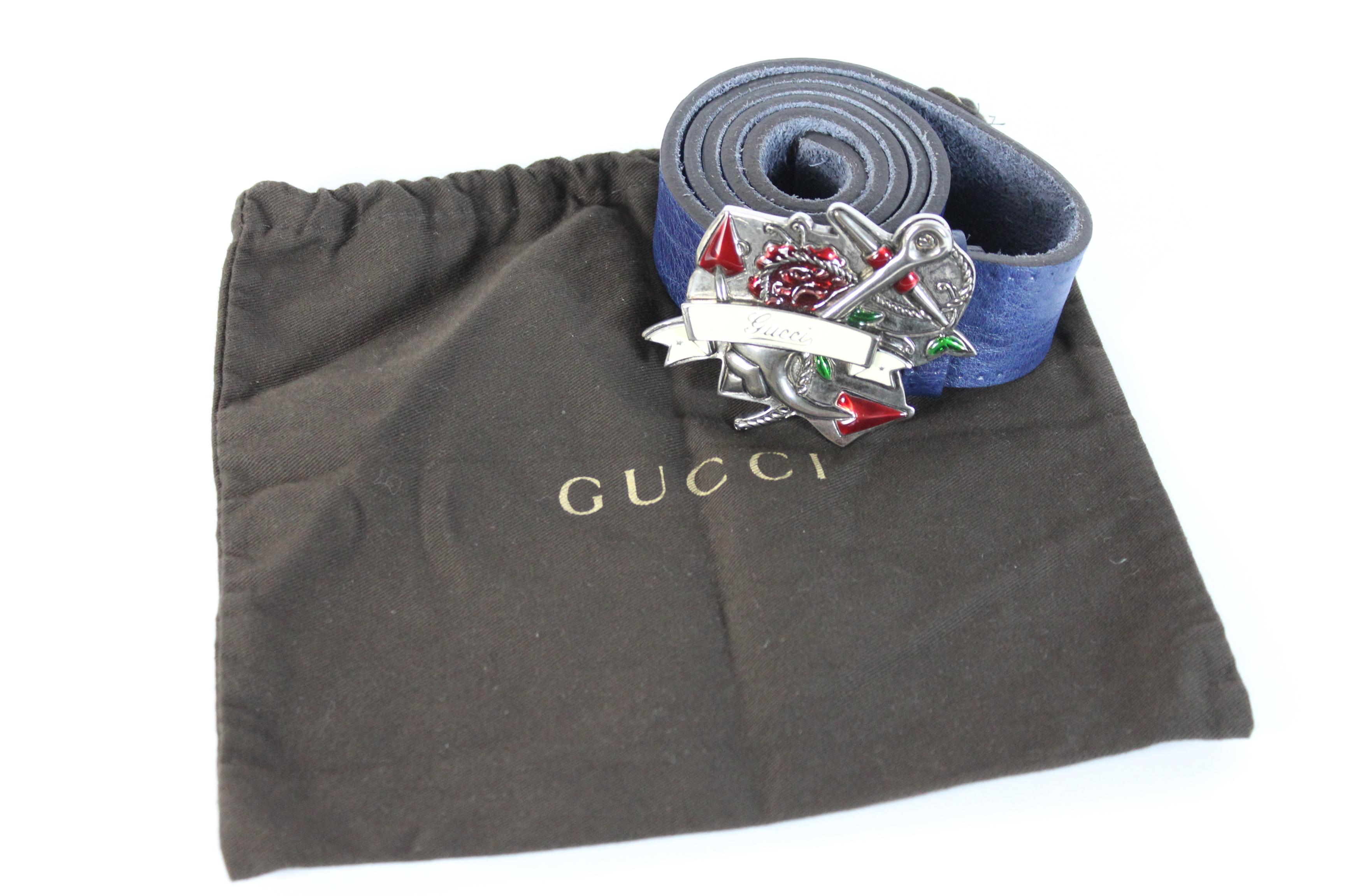 Gucci 90s vintage belt. Blue color, silver color buckle with green, red and beige anchor. 100% leather. Made in Italy. Excellent vintage condition. Original dustbag included.

Code: 497717

Size: 90/36

Length: 102 cm
Width: 4 cm