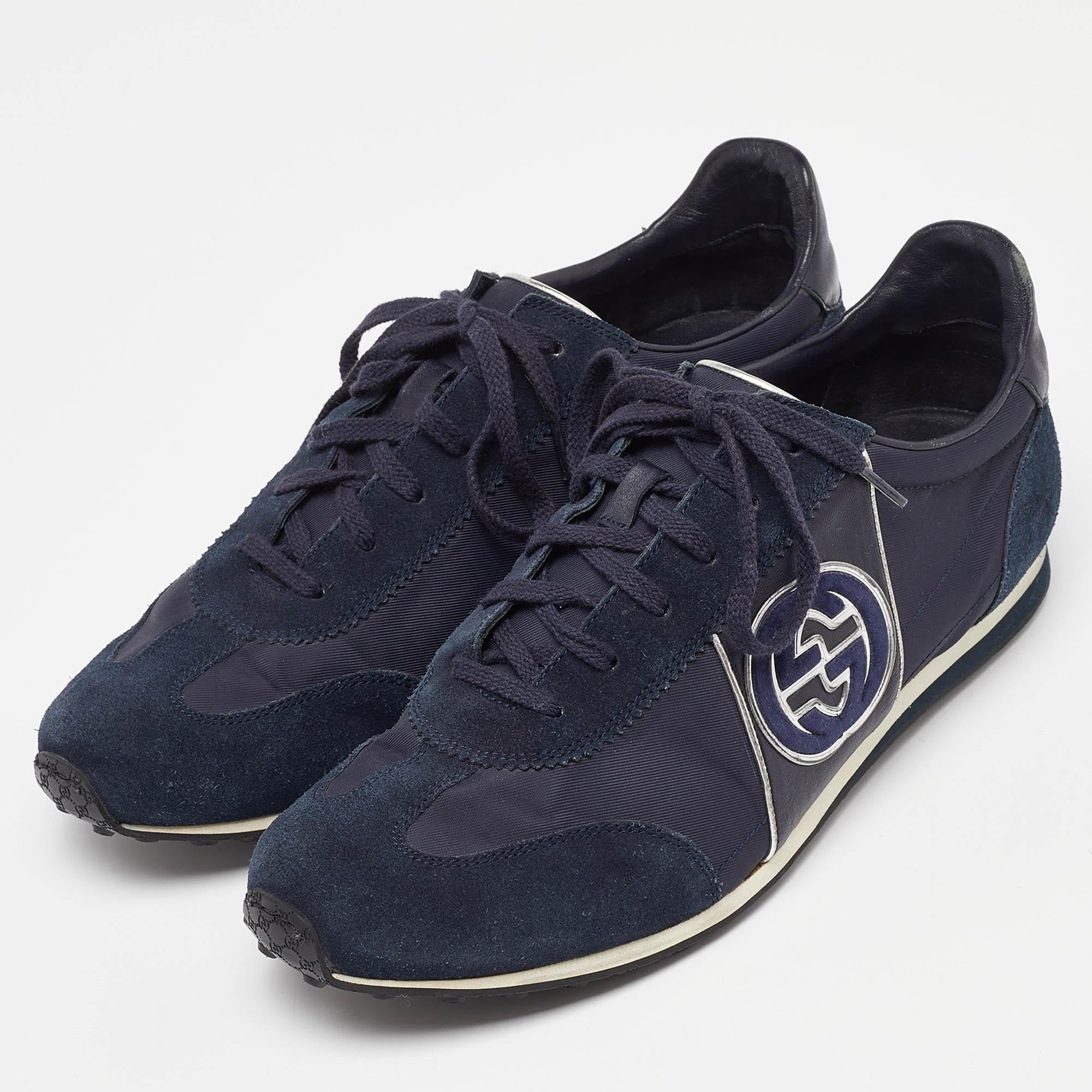 Avec leur silhouette classique, ces baskets de créateur sont une combinaison parfaite de luxe, de confort et de style. Ces baskets sont finies avec des détails de signature et des semelles confortables.
