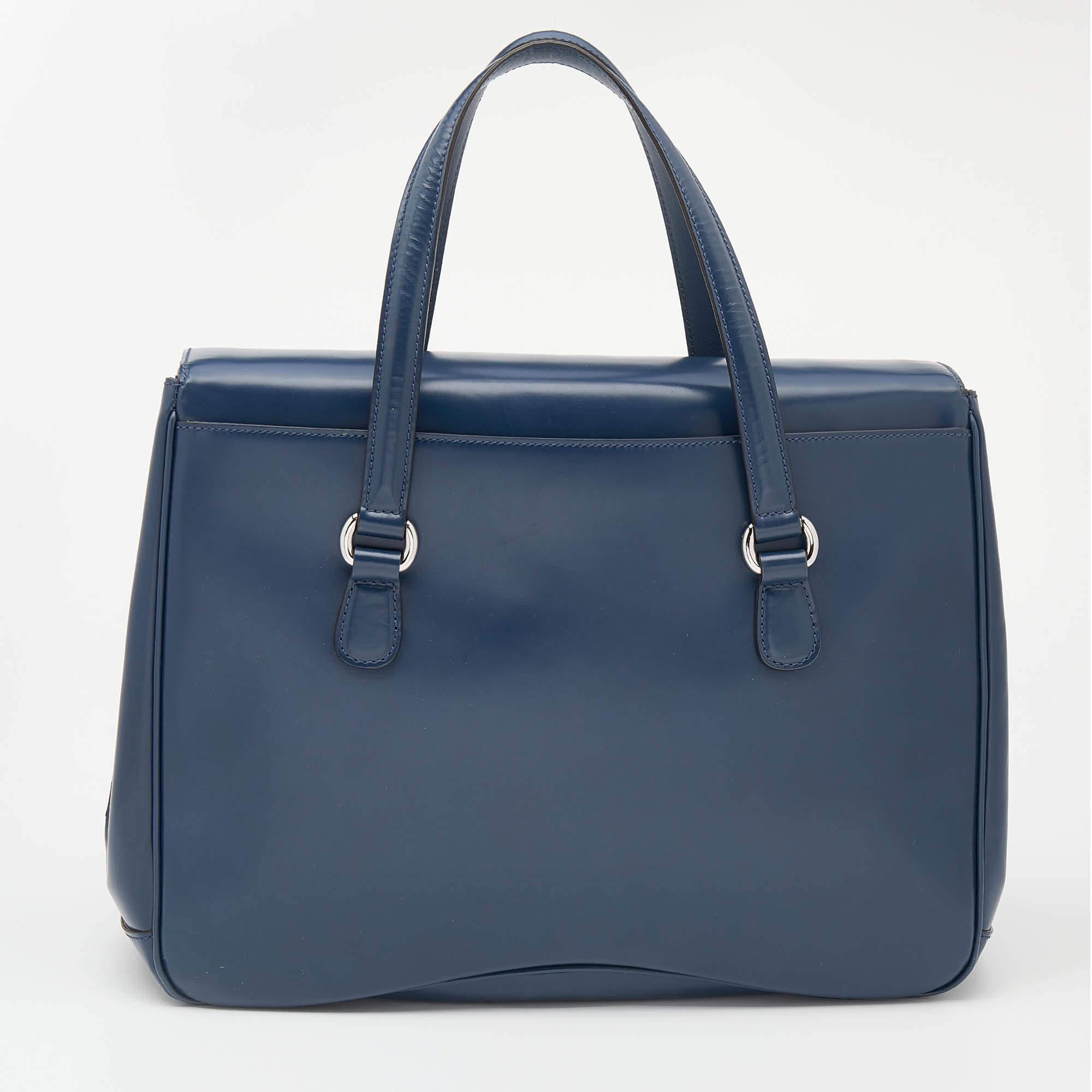 Known for its high style and fine finish, this satchel from Gucci will be your companion for years to come. Own this spacious blue bag, a perfect match for evening outings. It is made from smooth leather and features the iconic Lady Lock on the