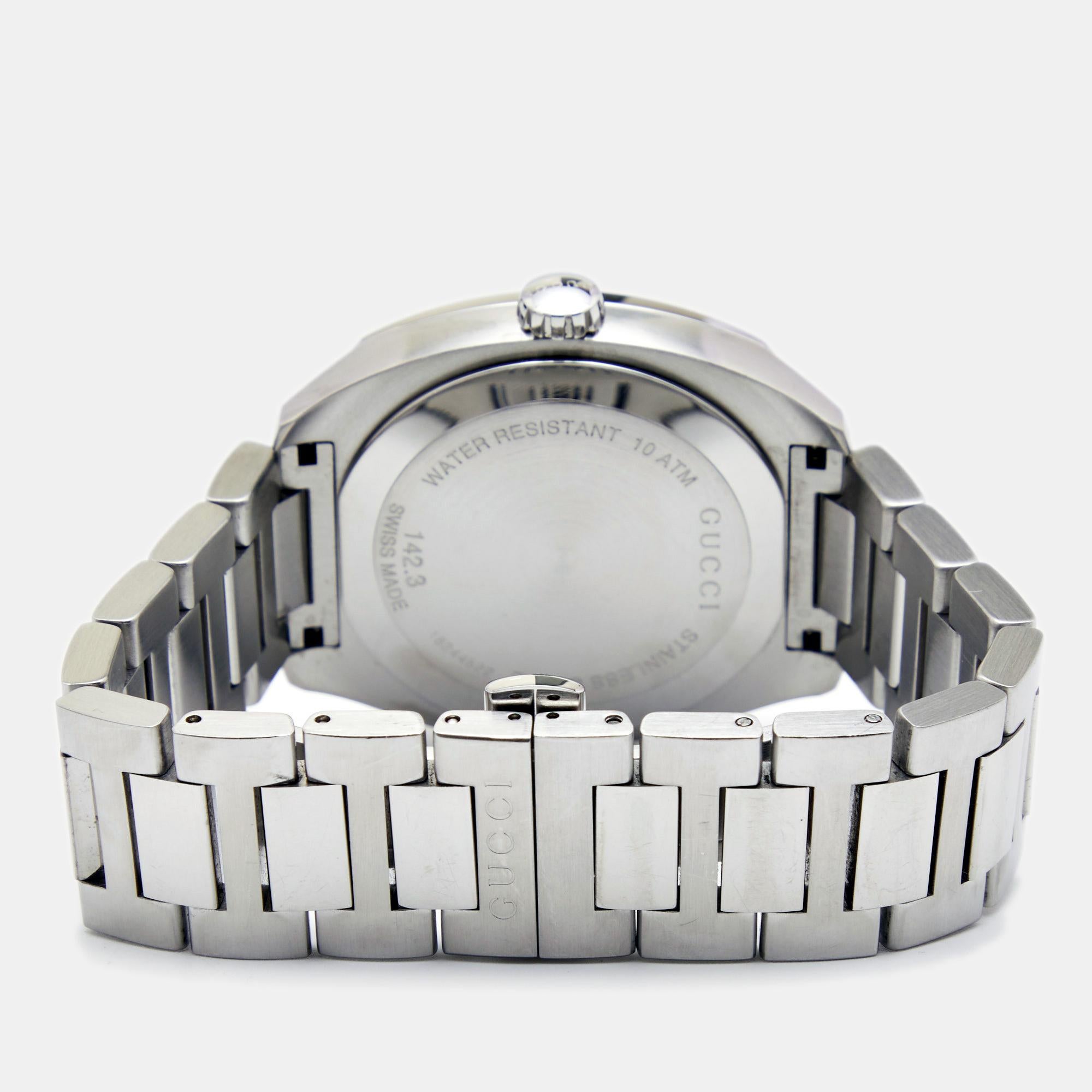 Gucci brings you this classy timepiece to add to your everyday style edit. Swiss-made, the quartz watch is centered with a blue dial. It has three hands, index hour markers, and a date window. The bezel is smooth and the watch is complete with a