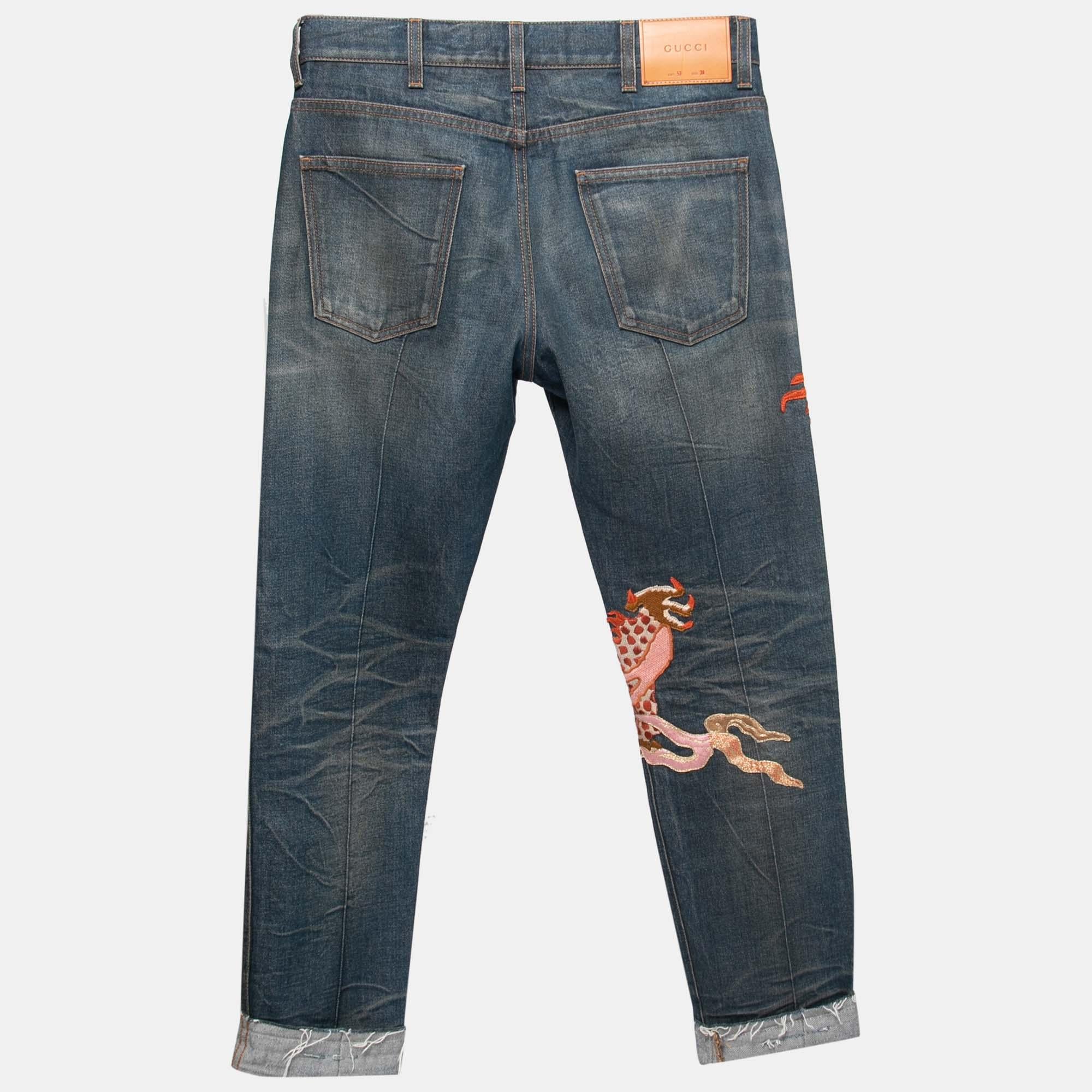 These jeans from Gucci are definitely a closet essential. They are tailored using blue stone-washed denim fabric, which displays dragon embroidery. They have been provided with a zipper closure and five pockets. Flaunt a comfy casual look with these
