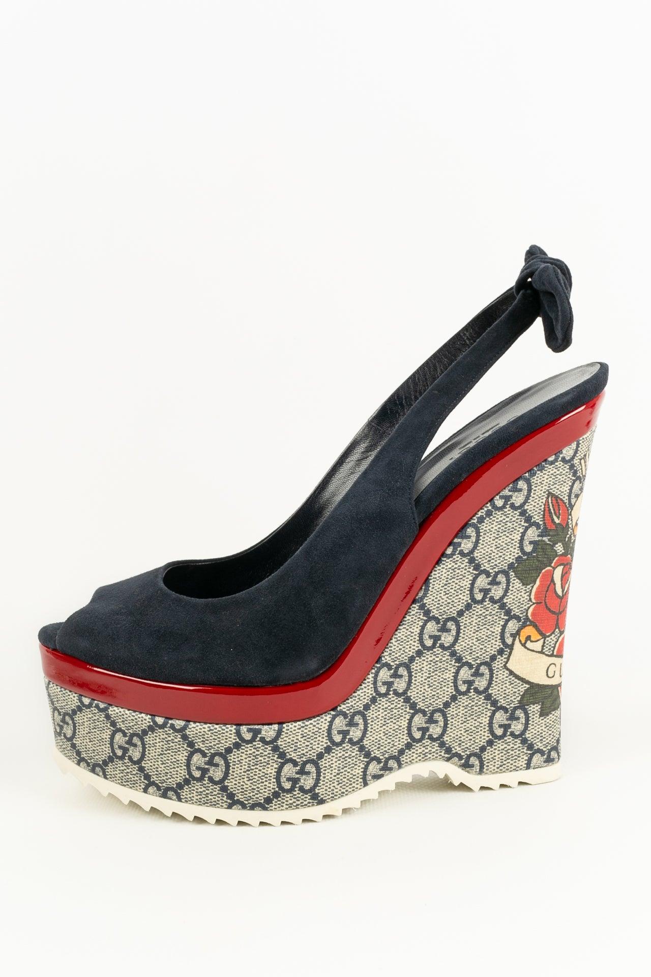 Gucci Blue Suede and Red Patent Leather Sandals In Excellent Condition For Sale In SAINT-OUEN-SUR-SEINE, FR
