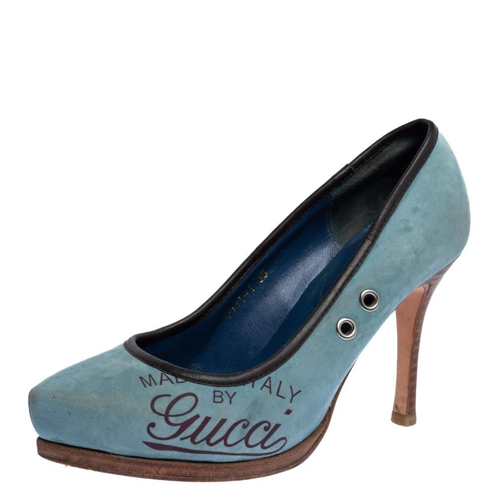 These Gucci pumps carry a lovely blue exterior and are crafted from suede and flaunt leather trims. They are styled with pointed toes, logo detailing, platforms and 9 cm heels. The eyelet detail in silver-tone add the finishing touches to the lovely