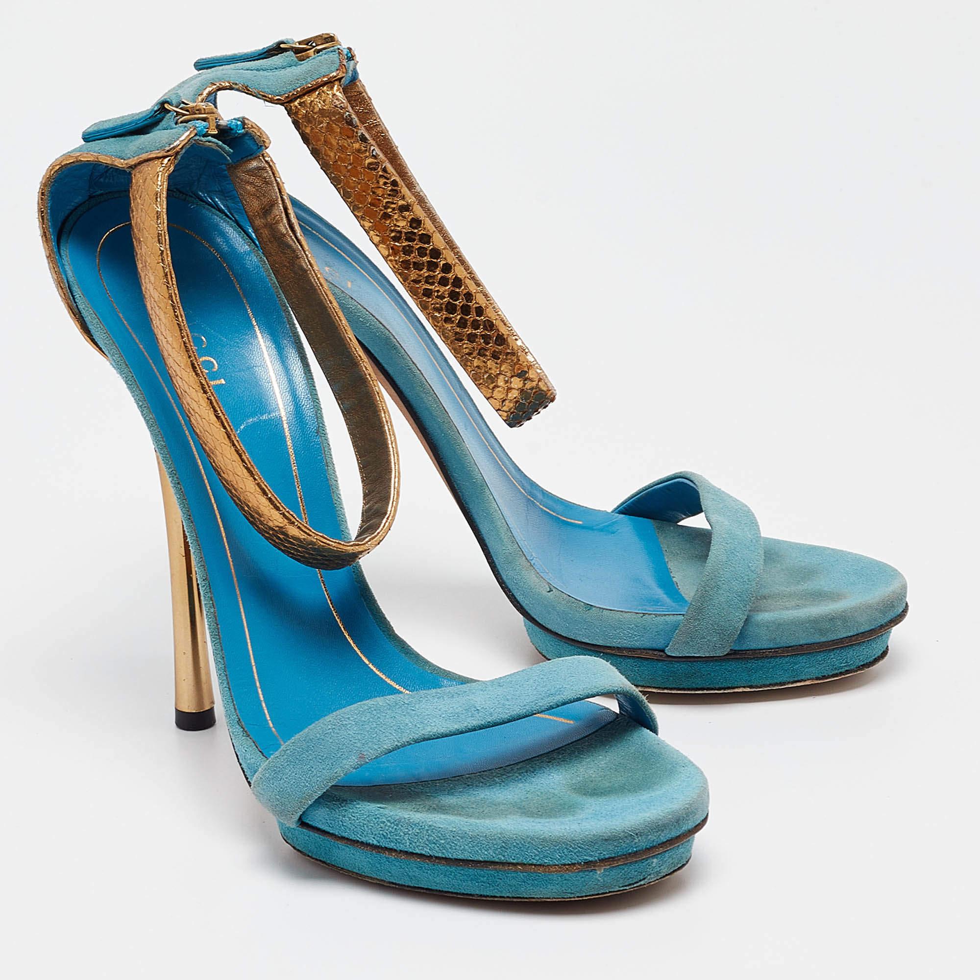 Sandales Kelis Gucci en daim bleu à lanières aux chevilles, taille 38 État moyen - En vente à Dubai, Al Qouz 2