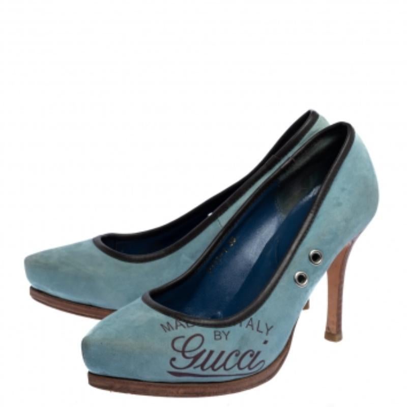 These Gucci pumps carry a lovely blue exterior and are crafted from suede and flaunt leather trims. They are styled with pointed toes, logo detailing, platforms and 9 cm heels. The eyelet detail in silver-tone add the finishing touches to the lovely