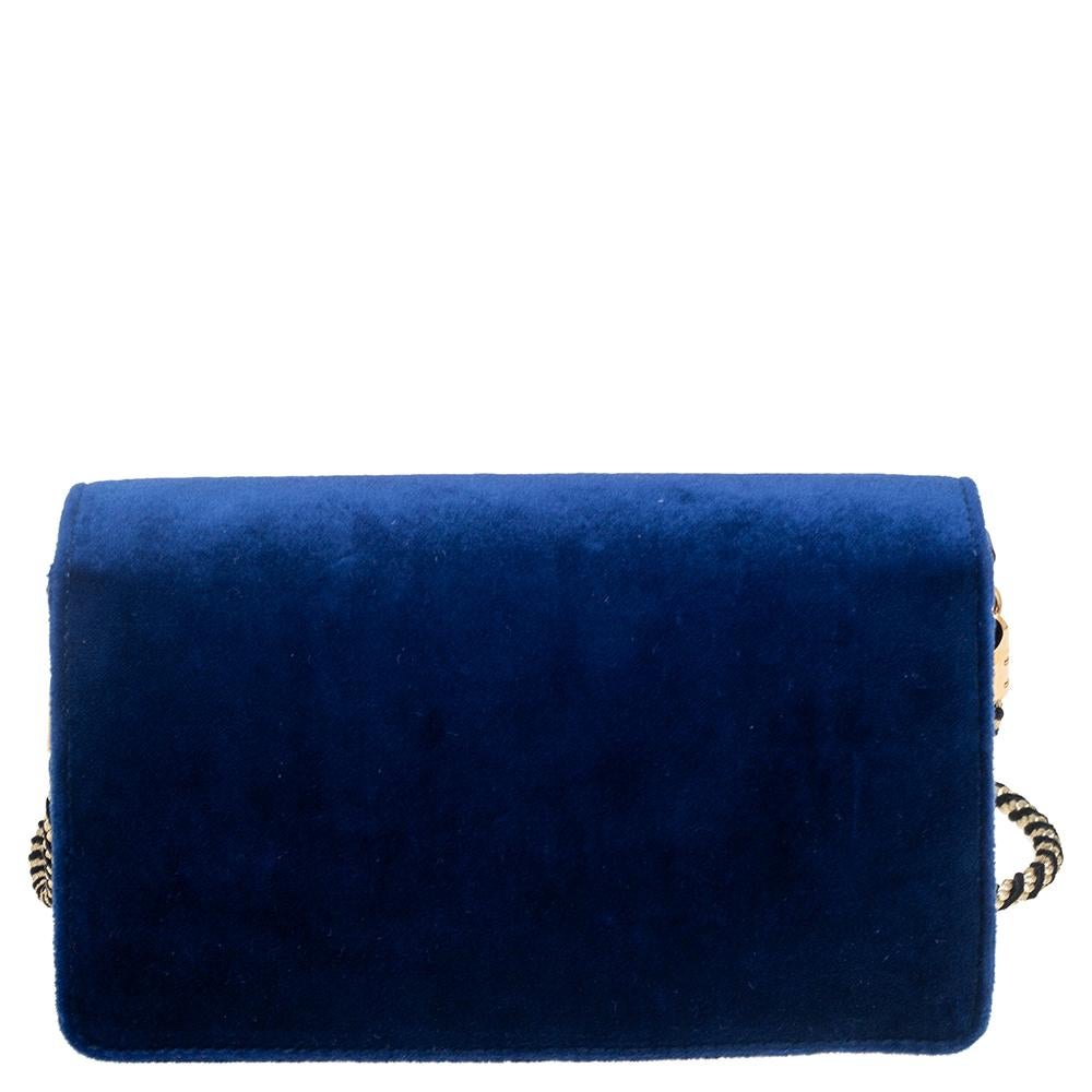 Coming from the House of Gucci, this mini Broadway crossbody bag is an aesthetically pleasing accessory. It is created using blue velvet on the exterior with a 'G' hardware embellishment on the front. It is held by a 60 cm chain strap. Classy and