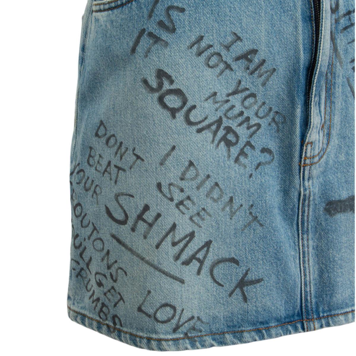 GUCCI blue washed cotton SCRIBBLE WRITING DENIM MINI Skirt 42 M In Excellent Condition For Sale In Zürich, CH