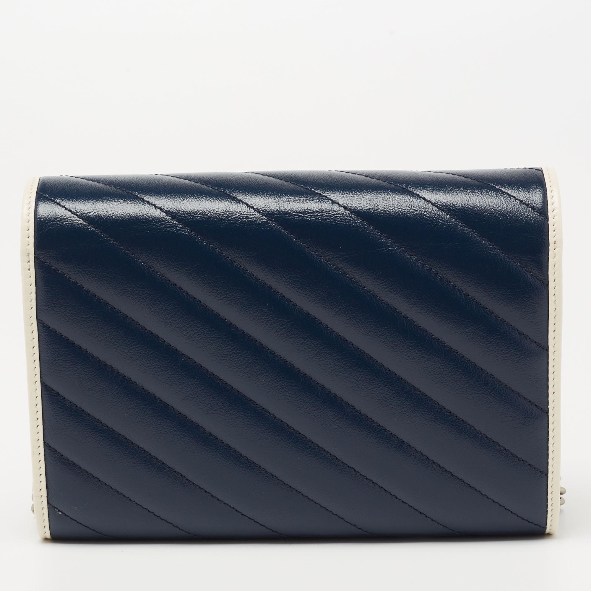 This blue/white GG Marmont Torchon WOC is crafted from quilt leather and equipped with a lined interior. The bag is adorned with a textured GG logo on the flap and attached with a shoulder chain.

Includes: Original Dustbag, Original Box, Info