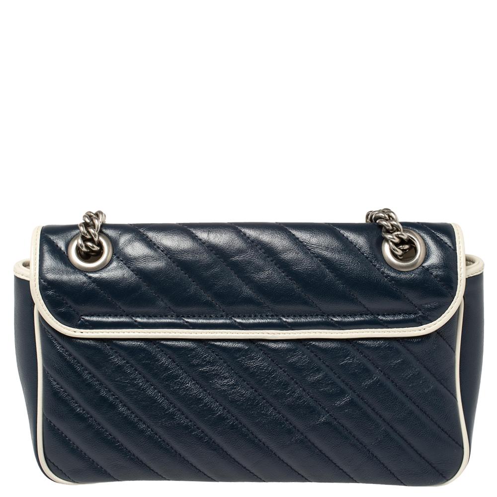 This Marmont Torchon bag has been exquisitely crafted from leather in a Matelasse diagonal quilted pattern all over and equipped with a front flap that opens to a well-sized Alcantara interior. On the front, there is a GG logo in silver-tone, and