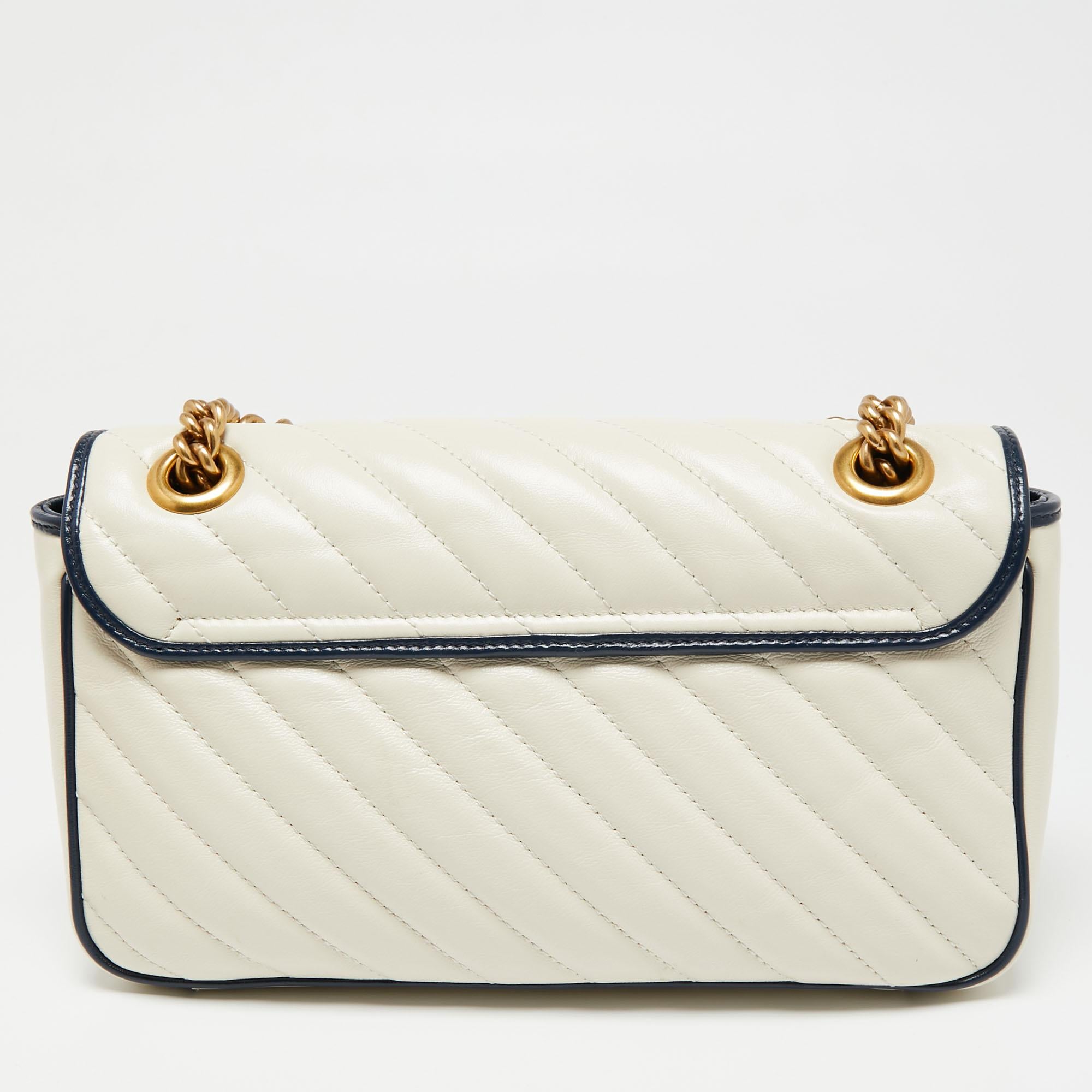 From one of the most exemplary collections of the brand, this GG Marmont Torchon bag from Gucci will deliver unending charm and aesthetics to your style. It has been crafted using blue-white Matelasse leather, with a GG motif embellishing the front.