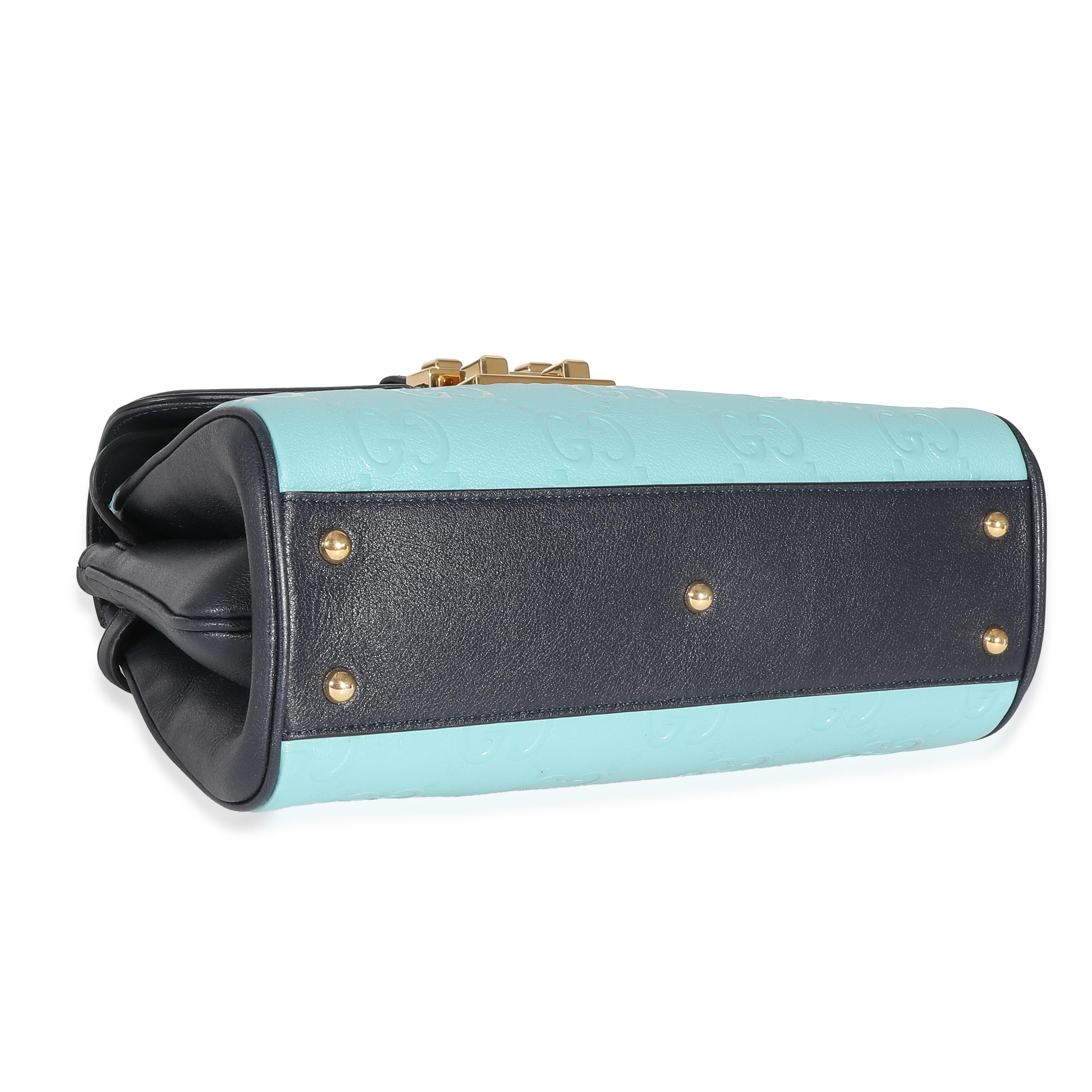 Listing Title : Gucci Bleu Grain Calfskin GG Monogram Top Handle Bag
SKU : 137511
Condit : Usagé 
Description de l'état : La collection Neo Vintage GG Supreme de Gucci rend hommage aux racines de la maison. Conçue avec une esthétique nostalgique,