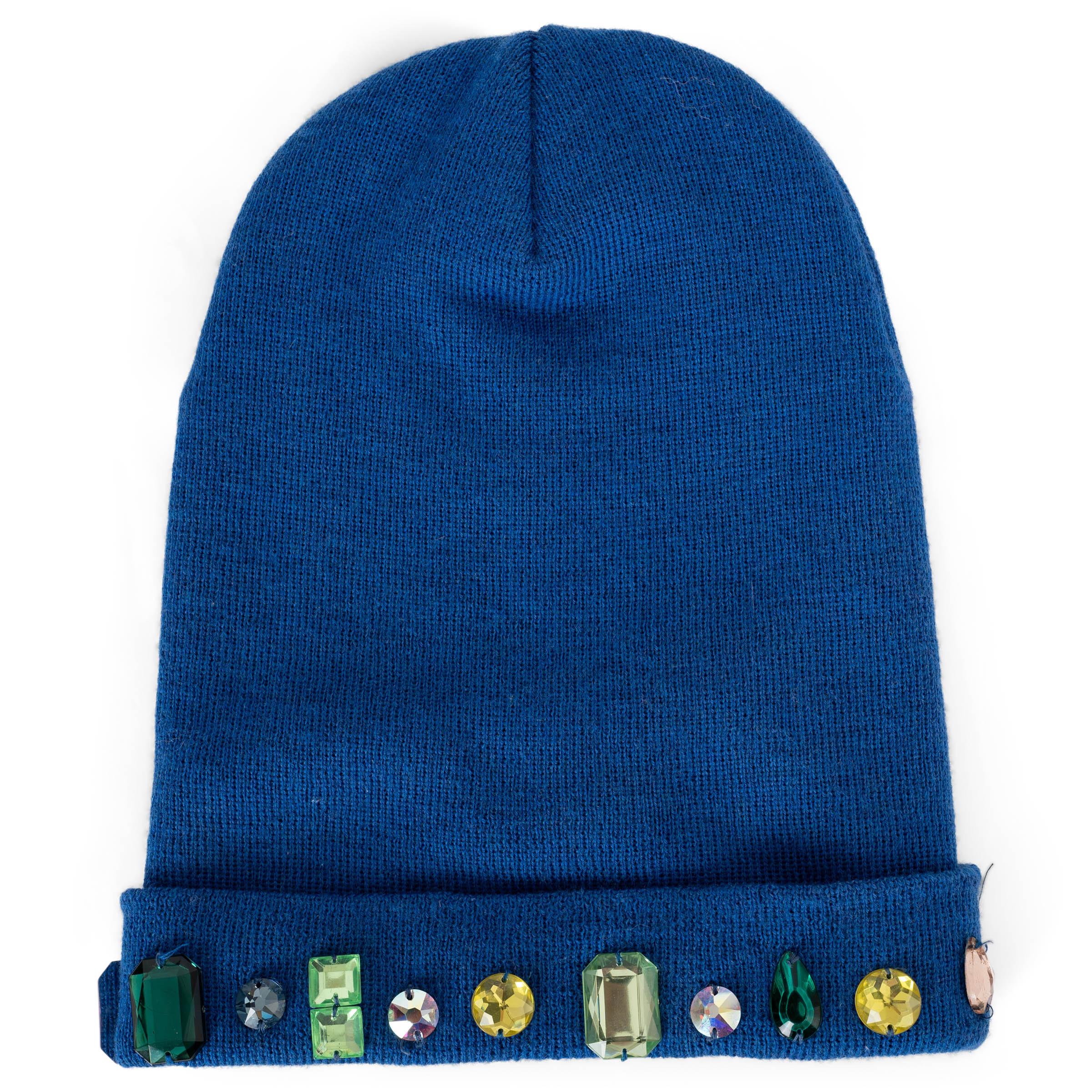Ce bonnet Gucci x MLB 100 % authentique est réalisé en fine laine bleue et arbore l'emblématique écusson des NY Yankees sur le devant. Le long de la bordure inférieure, des cristaux surdimensionnés dans différentes nuances de rose ajoutent un