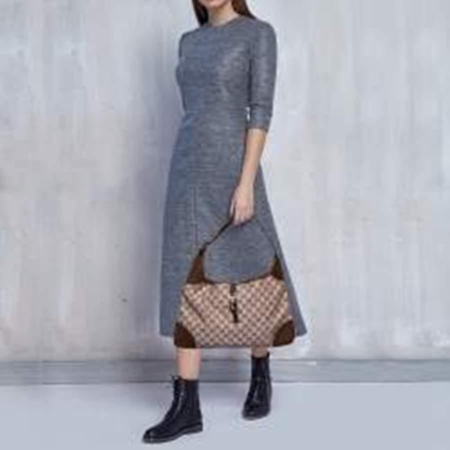 This Gucci bag will never fail you. Crafted from GG canvas and leather in Italy, this gorgeous number has the signature closure in silver-tone that opens up to a spacious fabric interior. Complete with a single handle, this bag is ideal for everyday