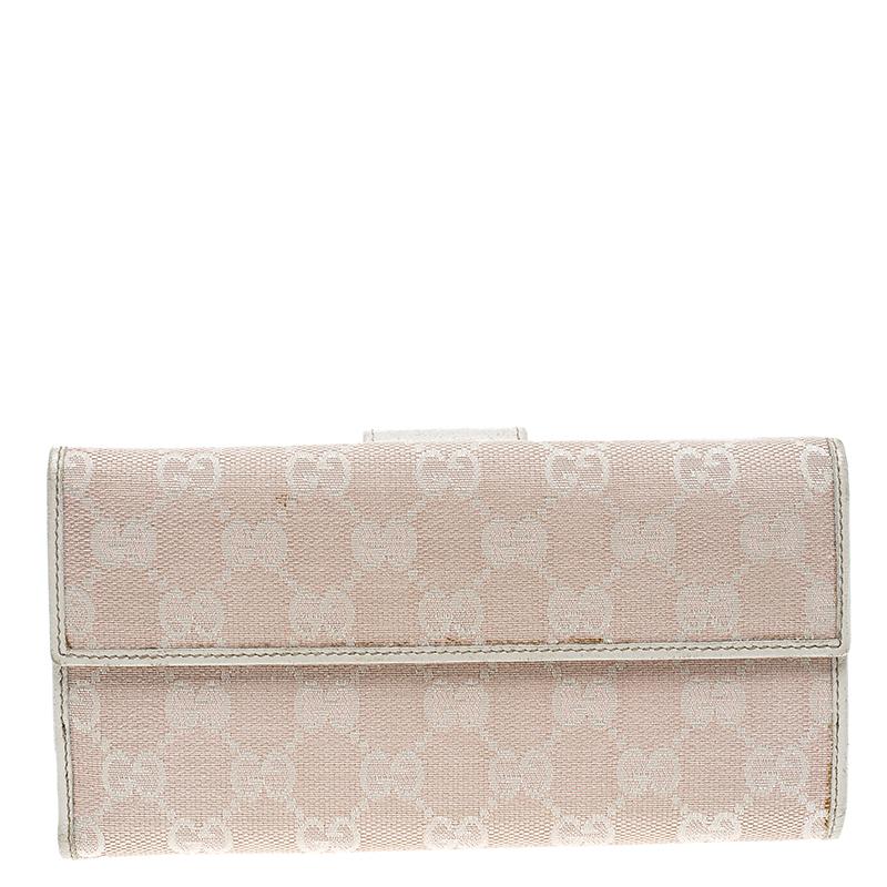 Gucci is a label that flaunts designs and specially the wallets collections that are timeless and will never go out of style. Made from quality GG canvas, this pink and off-white wallet is enclosed with snap closure. The leather lined spacious