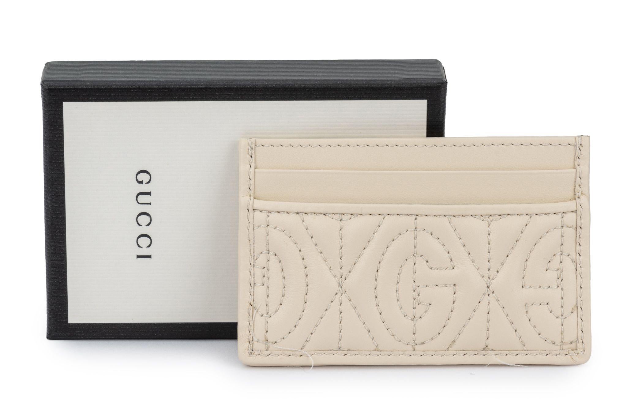 Gucci BNIB Cream Embossed CC Case In New Condition For Sale In West Hollywood, CA