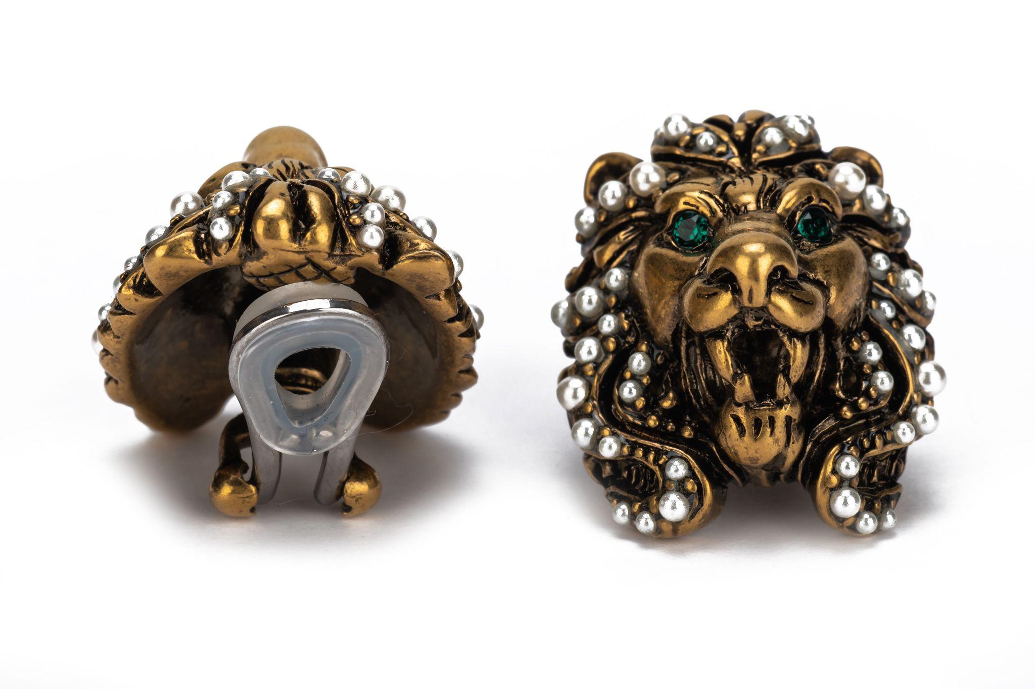 Nouvelles boucles d'oreilles clip tête de lion Gucci en laiton, perles et yeux verts. Livré avec la housse et la boîte d'origine.