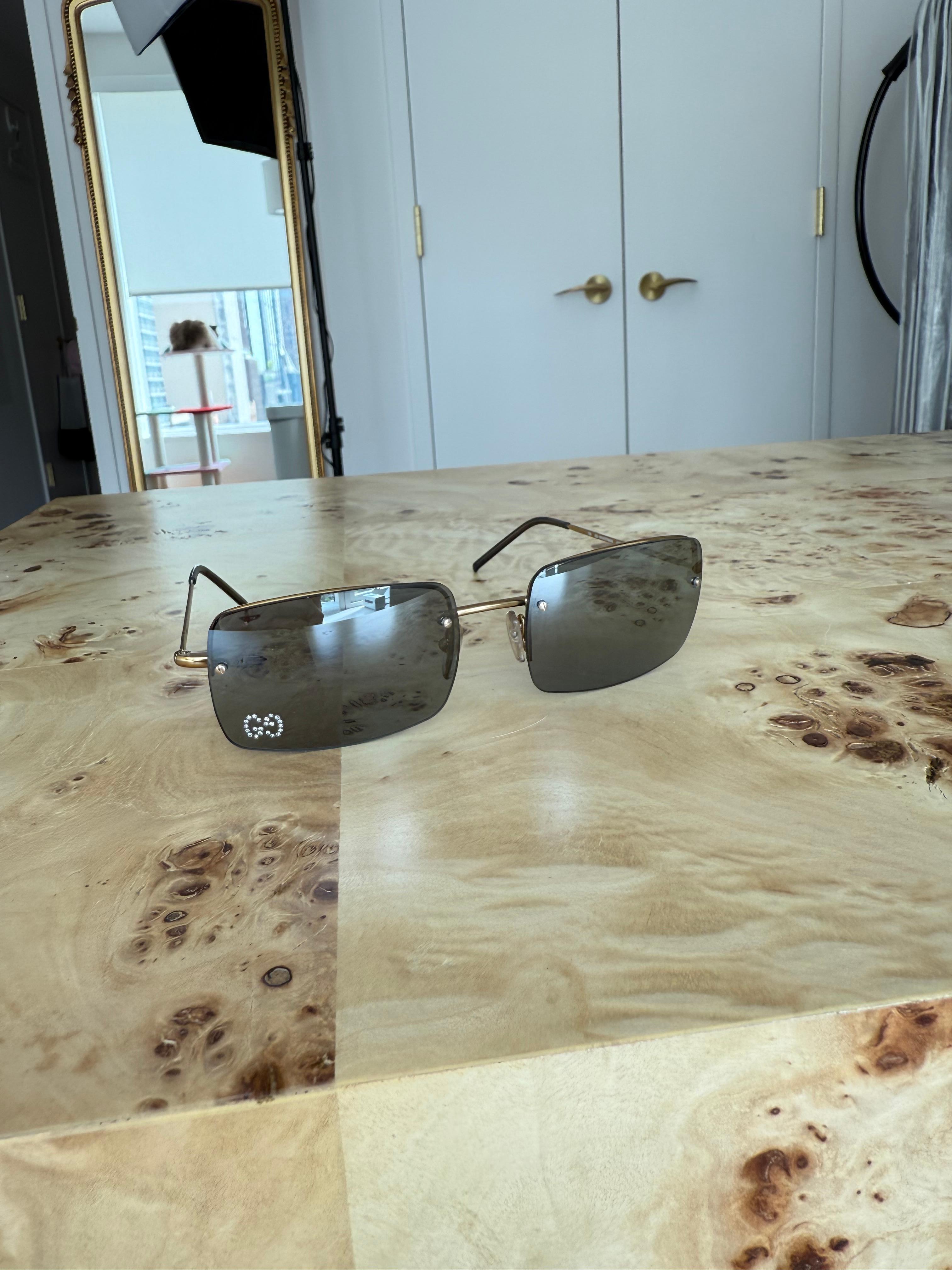 GUCCI by TOM FORD 2002 Vintage Sunglasses w. Crystal GG Logo Rimless In New Condition For Sale In Leonardo, NJ