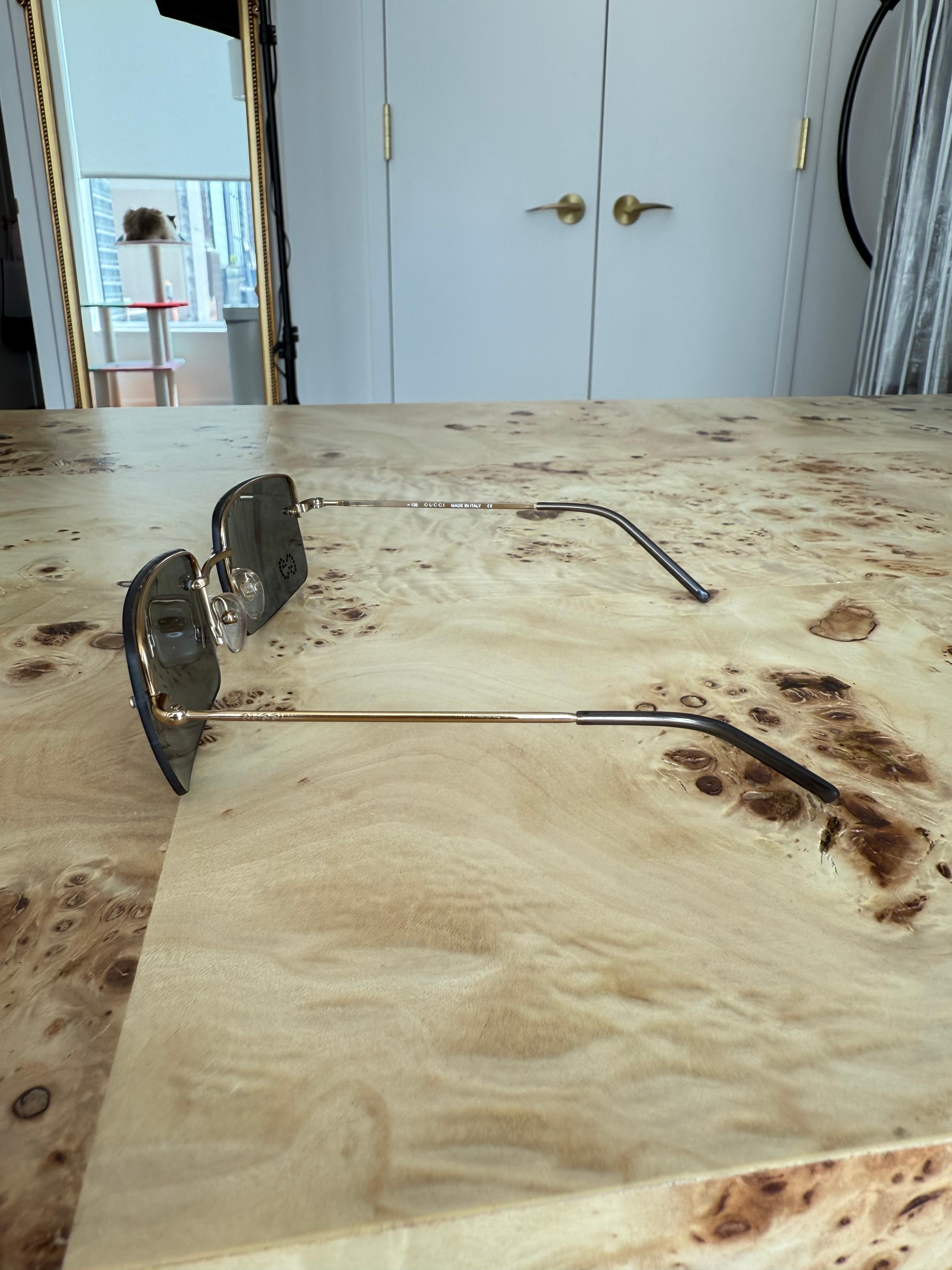 GUCCI by TOM FORD 2002 Vintage Sunglasses w. Crystal GG Logo Rimless For Sale 4
