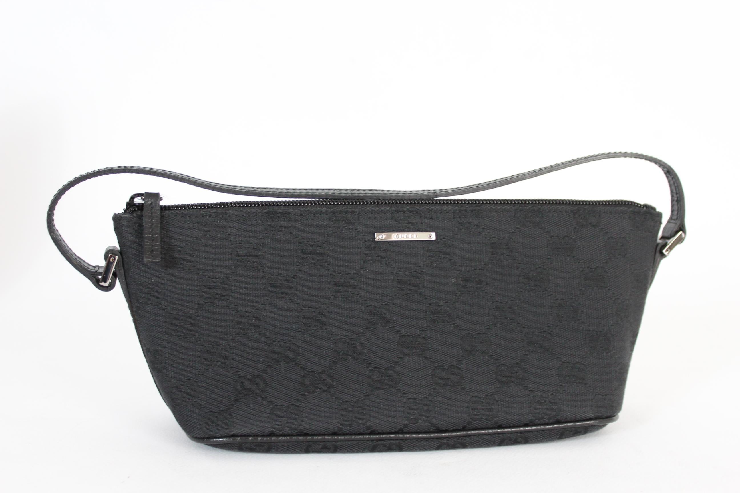 Gucci Boat vintage 2000s handbag. Evening clutch bag color black with monogram motif in canvas , handle in leather. Zip closure. Made in Italy. Excellent vintage condition. Present the original Gucci envelope.

Internal code: 07198 2123
Height: 11