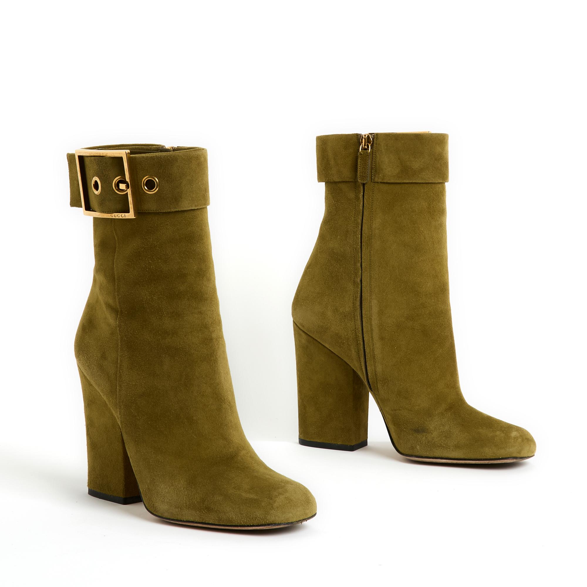 Gucci boots, with wide heel, in olive green suede with large square gold metal buckle with Gucci logo, slightly square rounded toe, zip closure inside the ankle. Size 39EU, heel 10 cm, insole 25 cm, upper 15.5 cm. The boots have been worn and the