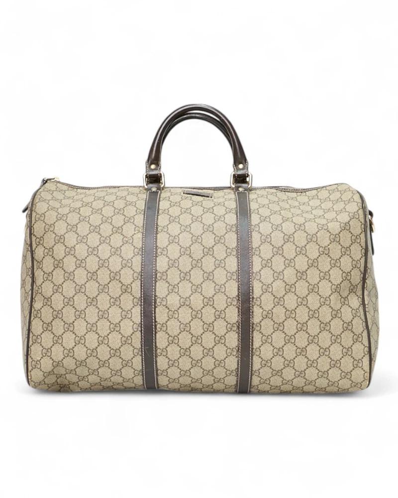 Borsa firmata Gucci, modello Borsone Bandouliere nella misura 45, realizzato in tela nella classica fantasia GG Supreme con inserti in pelle marrone e hardware argento. Dotato di una chiusura superiore a zip, internamente rivestito in tela beige con