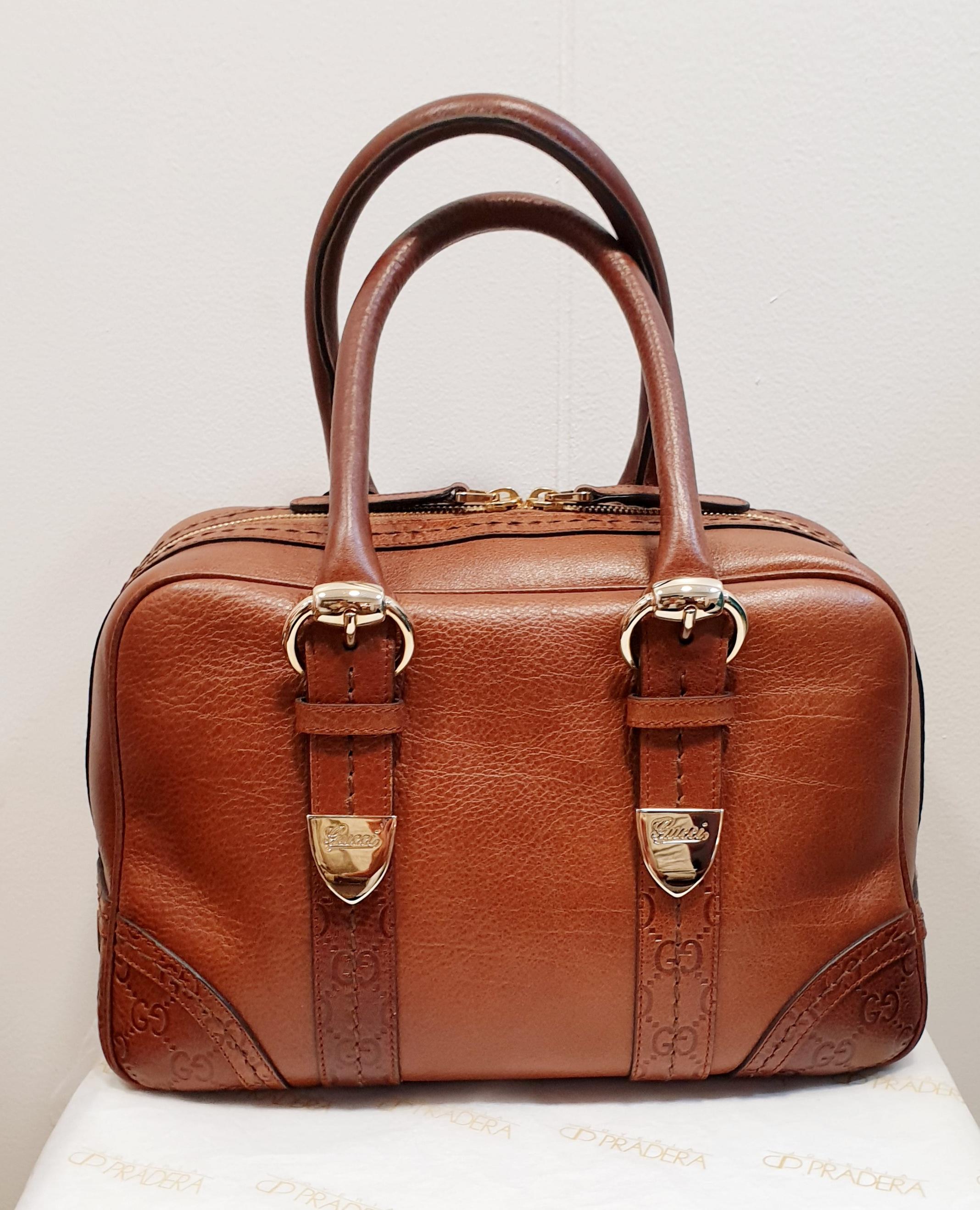 Gucci Maxima Boston Bag Leather Brown
Rest of boutique stock never used
This boston bag features a leather body, rolled handles, a top zip closure, and an interior zip pocket.

Dimensions:
Length: 20 cm
Width: 35 cm
Depth: 12 cm
Hand Drop: 14

Brand