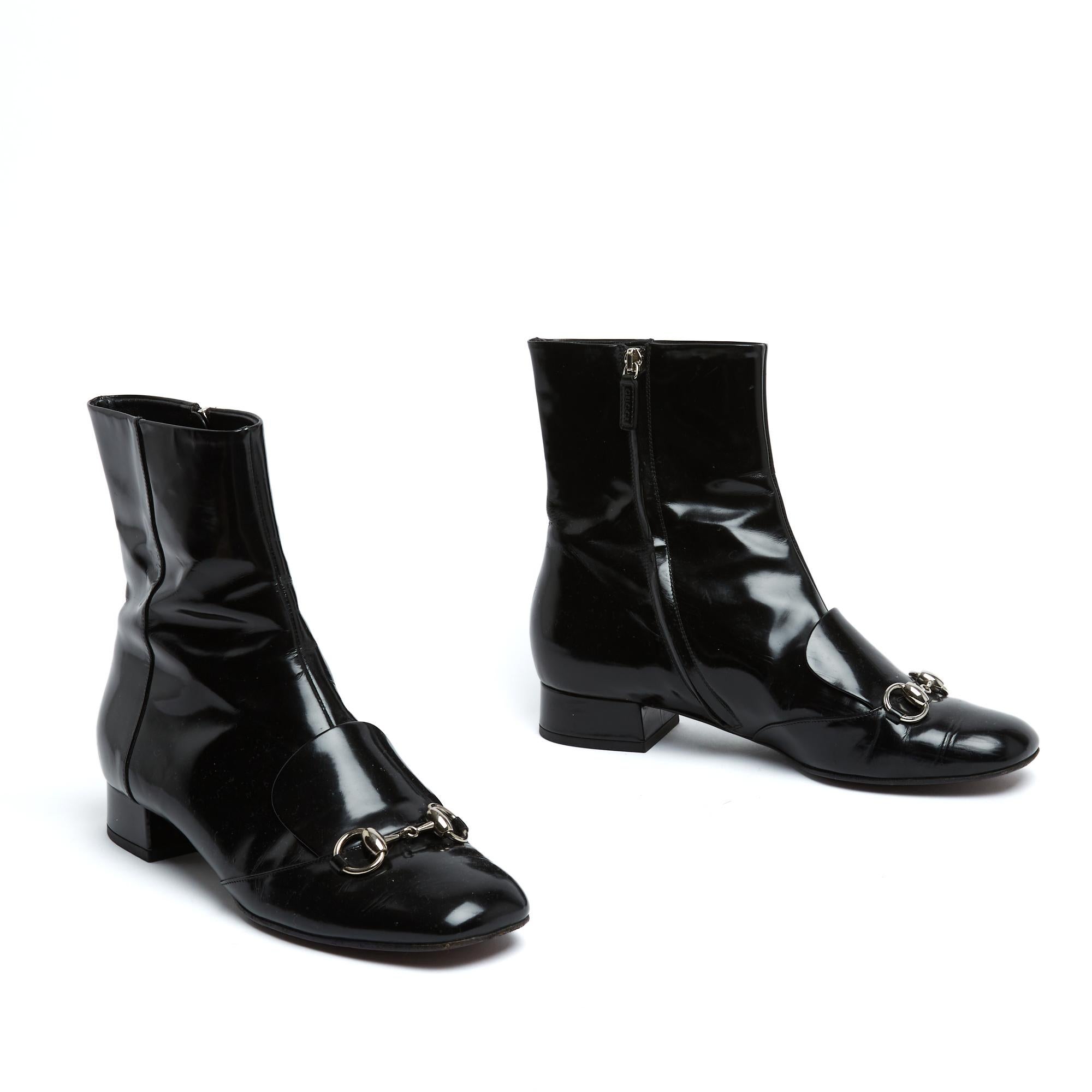 Gucci Mors or Horsebit ankle boots in black glossy leather with a silver metal buckle, zip fastening on the inside of the ankle, leather lining, insoles and exterior. Size EU39 or UK6 and US8.5. The ankle boots are in very good condition, lovely