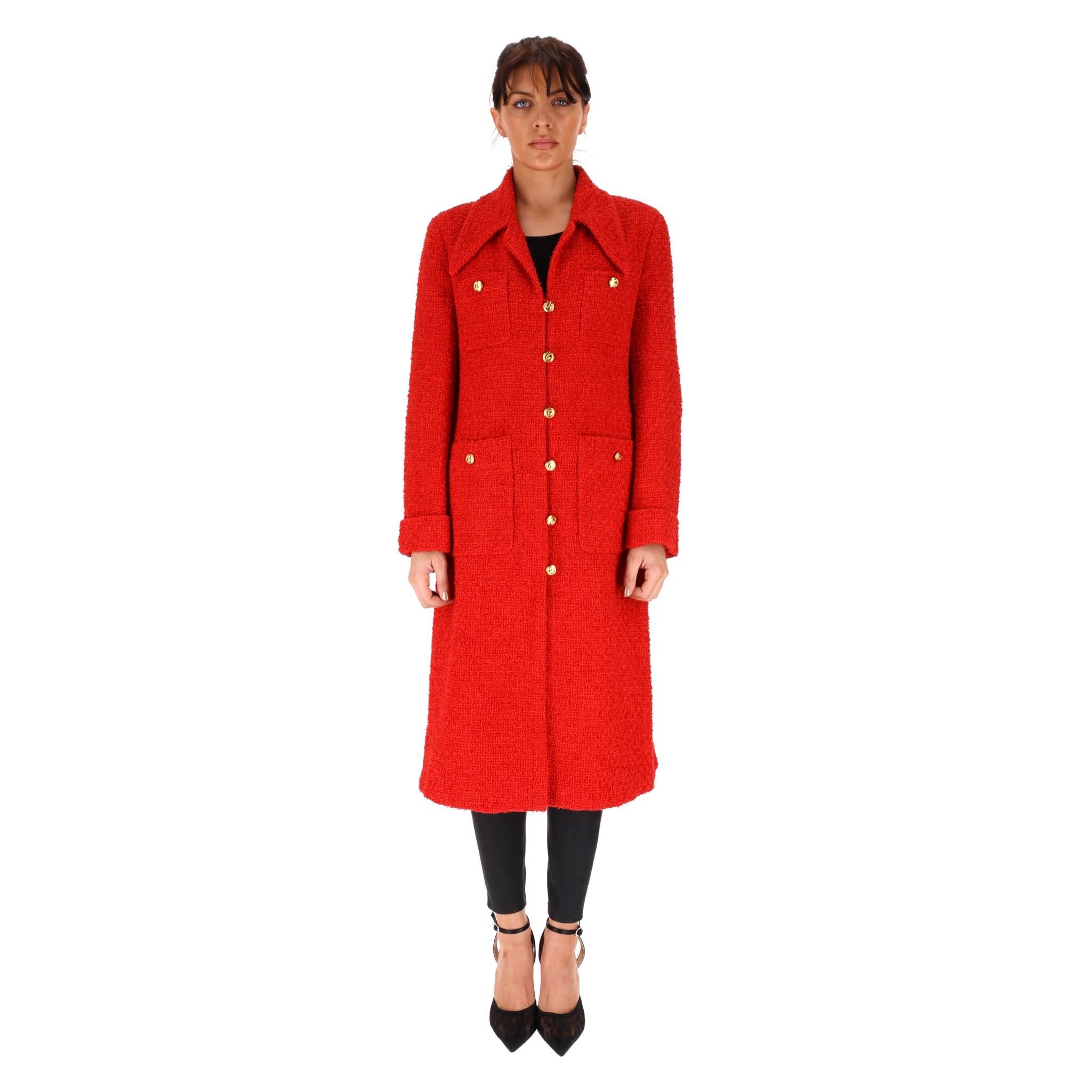 Coates in bouclè di Gucci 

Cappotto lungo rosso brillante impreziosito da bottoni dorati con logo 'GG'.

Quattro tasche applicate sul davanti, completamente foderate. Prezzo di listino circa 4,200 euro

Taglia - 44FR

Condizioni - Molto