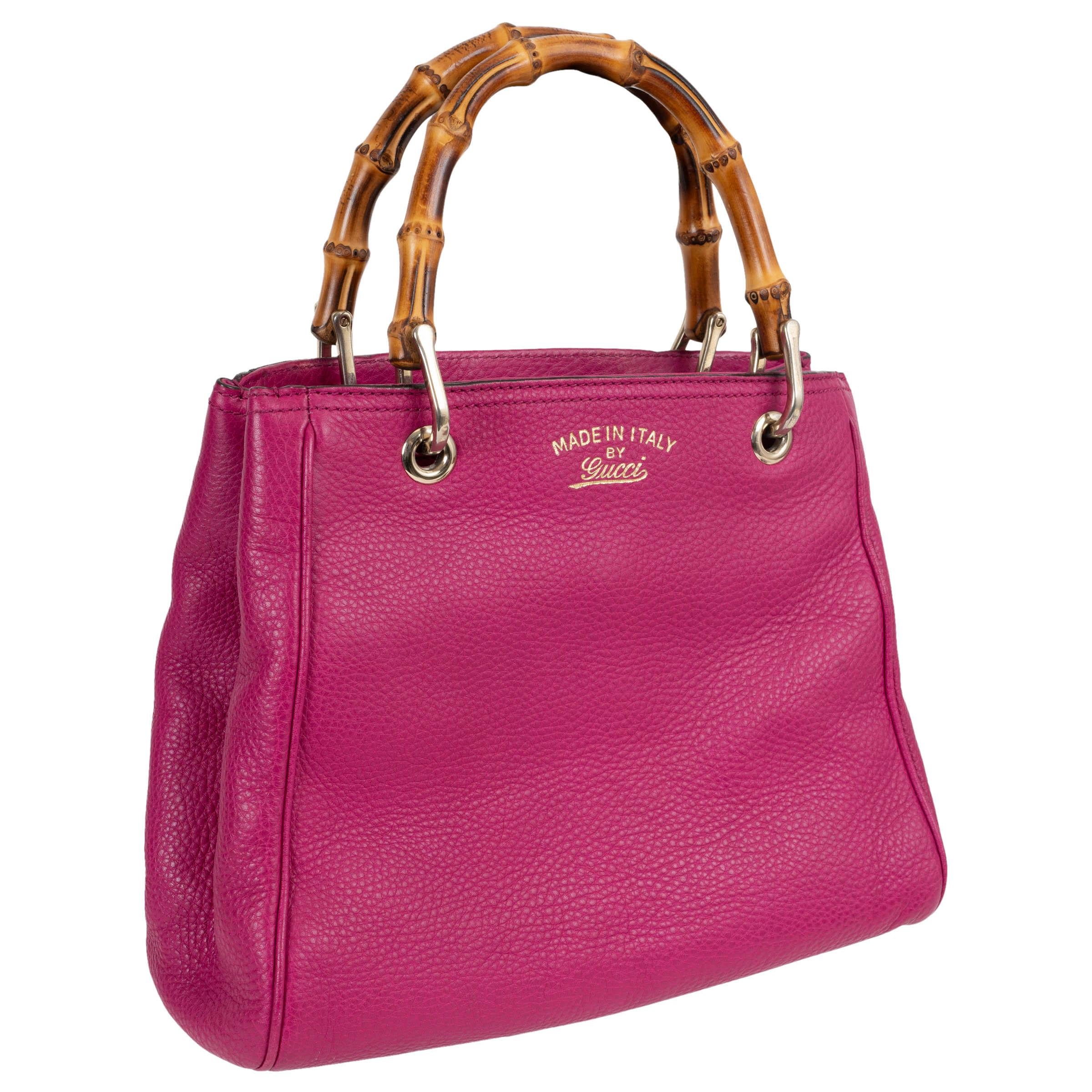 Ce petit sac à main en bambou Gucci, 100% authentique, est réalisé en cuir grainé Bright Bougainvillea. Il est doté de deux poignées en bambou emblématiques, d'une quincaillerie dorée et d'une bandoulière en cuir amovible pour un transport
