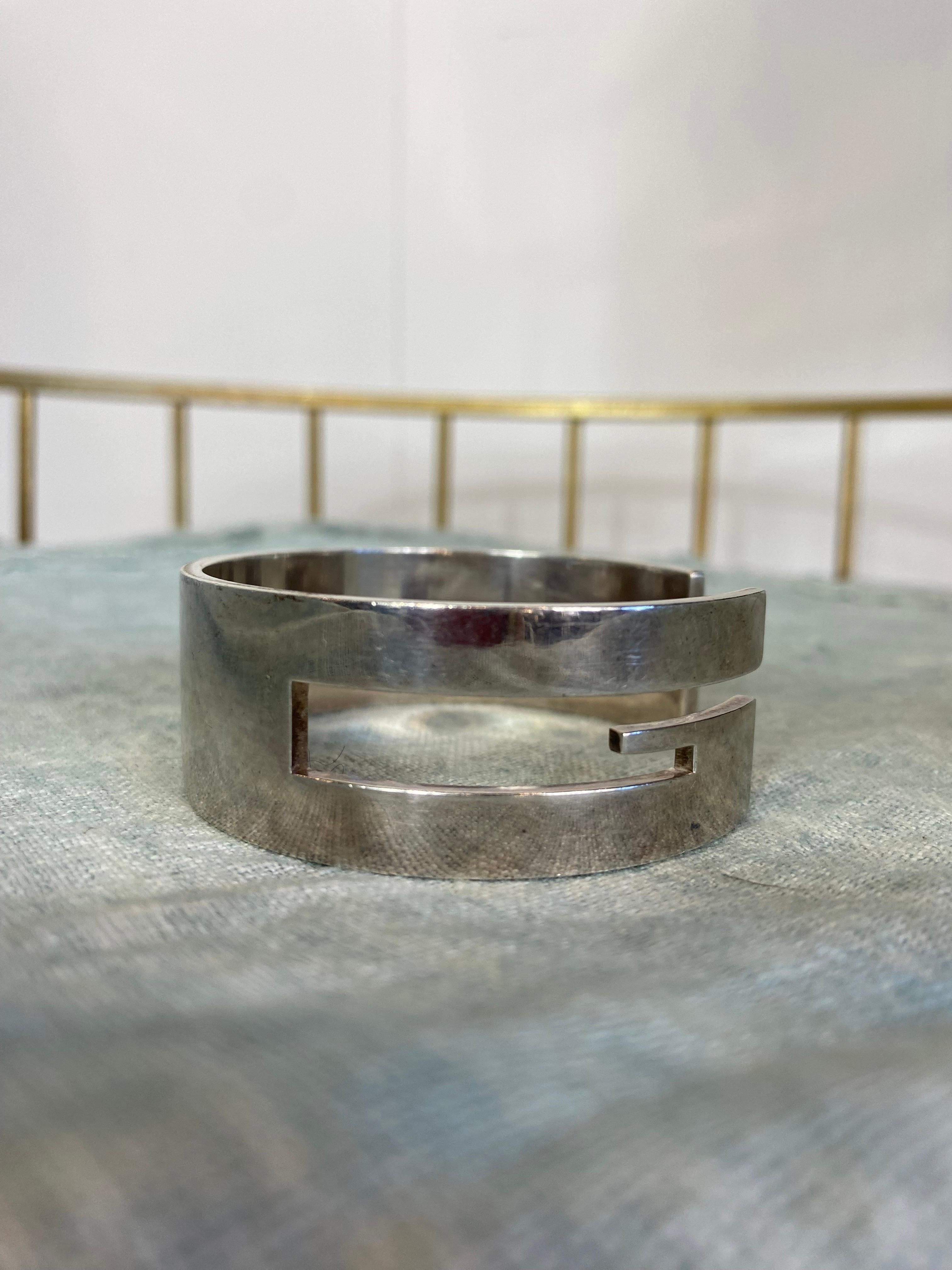 Gucci bracelet from the 2000s by Tom Ford in 925 silver
It shows signs of normal use but is in very good condition overall.

Size M