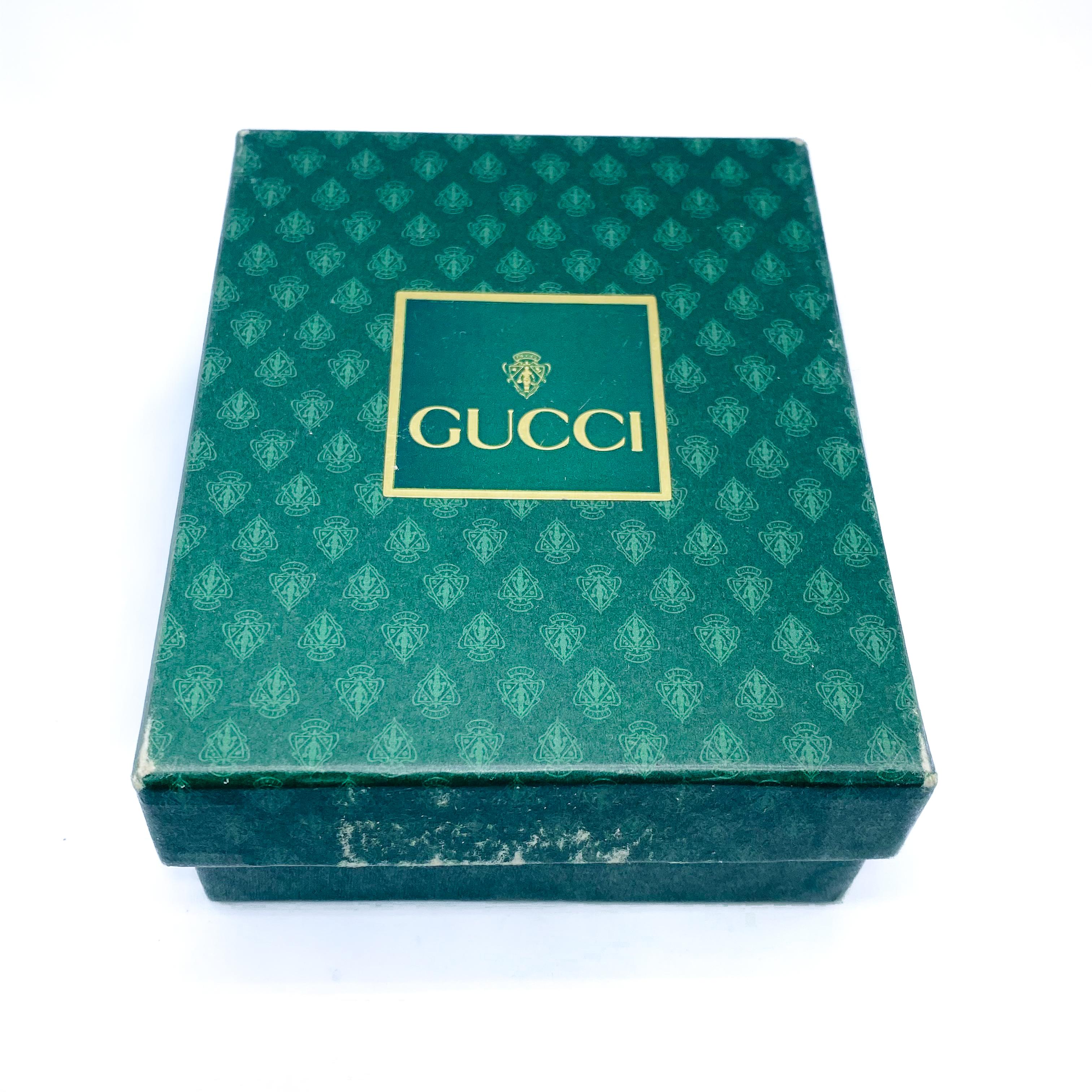 Gucci Vintage 1990s Bracelet 1991 Collection

Super cool rare piece from the early 90s Gucci archive

Detail
-Crafted from high quality gold plated metal
-Made in Italy for the 1991 collection
-Knotted rope design
-Comes with original suede pouch