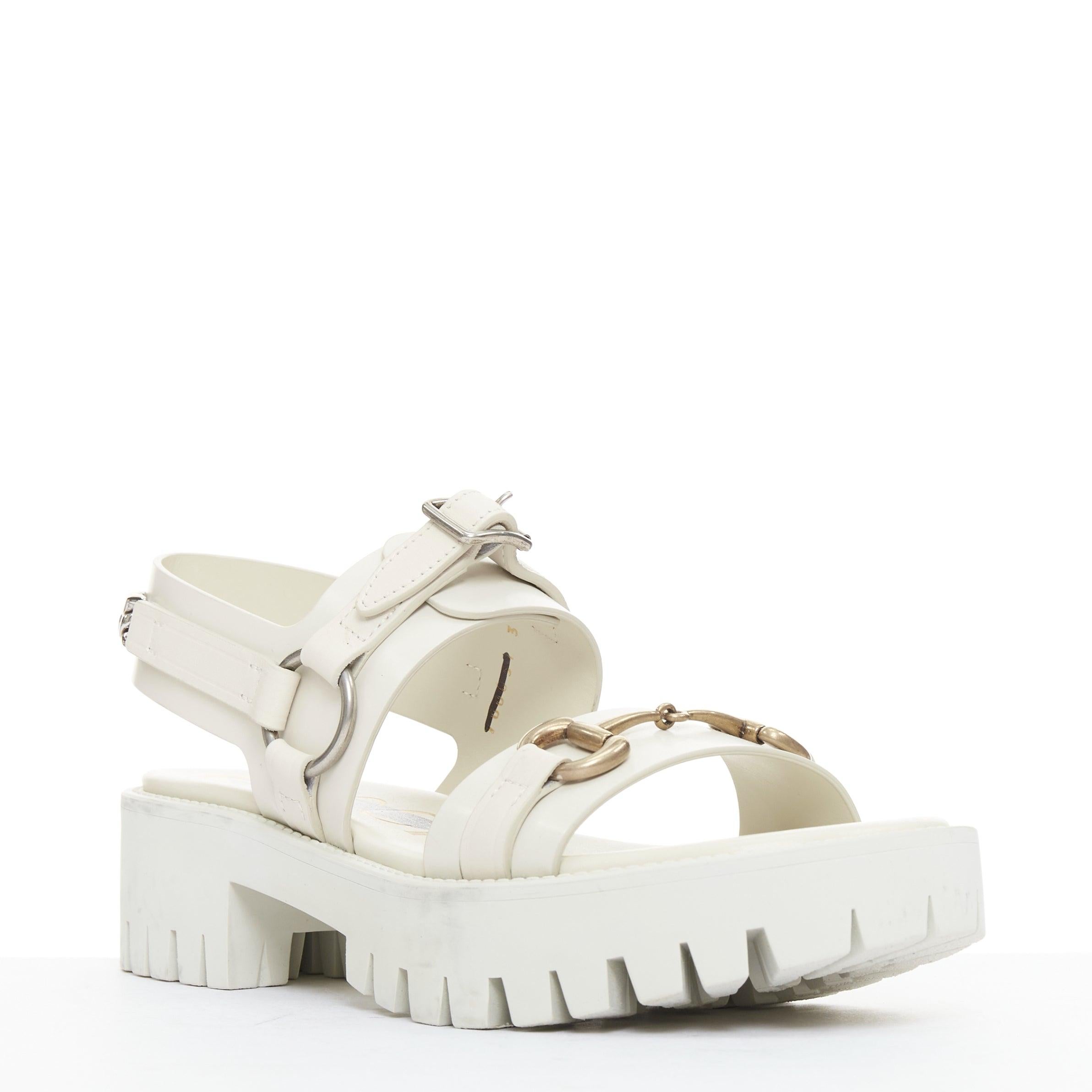 GUCCI Bria místico blanco becerro horsebit suela lug sandalias papá EU37
Referencia: TGAS/F00156
Marca: Gucci
Diseñador: Alessandro Michele
Model No: Bria
Material: Piel
Color: Crema, Oro
Patrón: Sólido
Cierre: Correa de tobillo
Forro: Piel