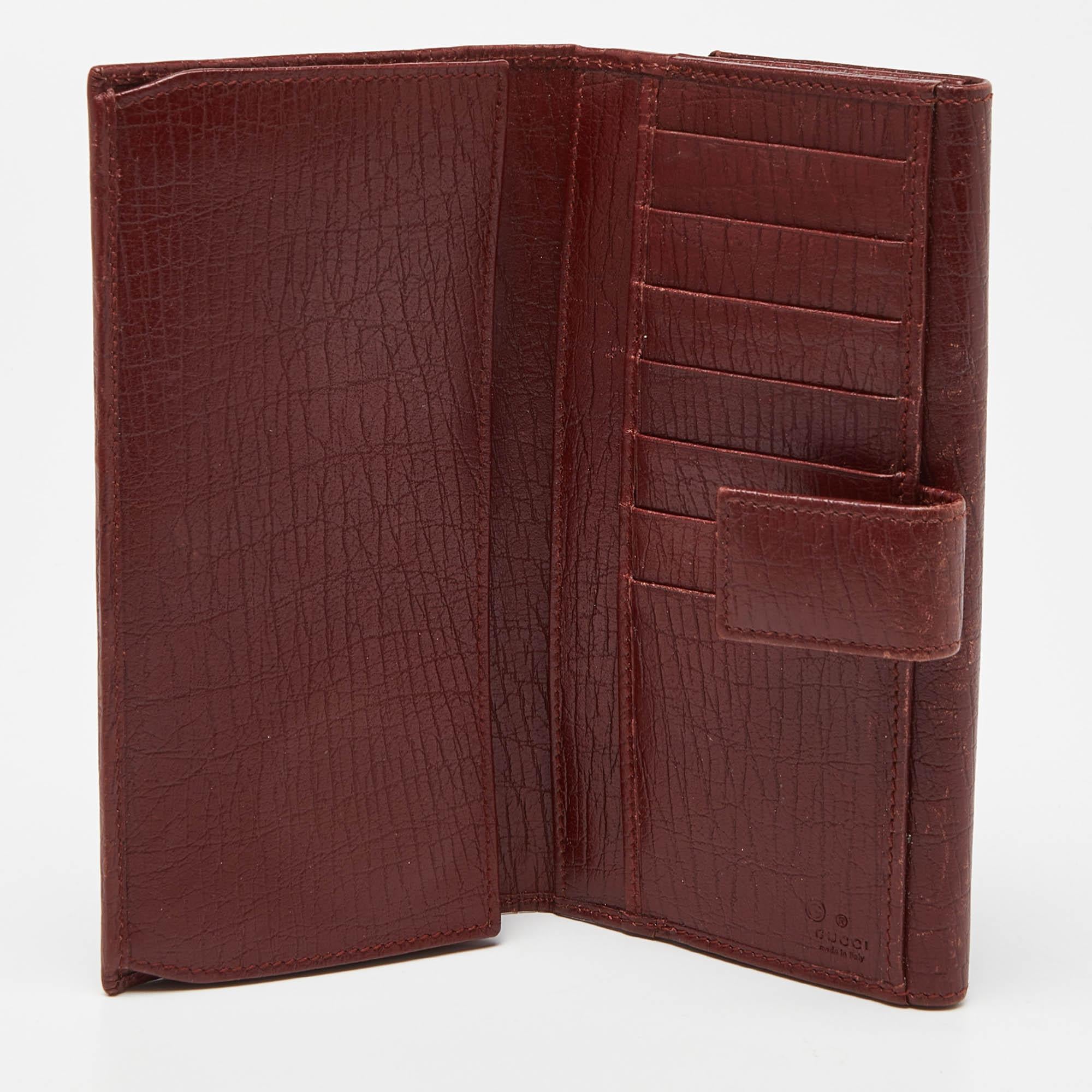 This Gucci wallet is a great everyday accessory. It is made from quality materials on the exterior and features a compartmentalized interior.