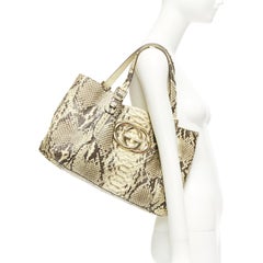 GUCCI Britt beige marron naturel en cuir écaillé Sac fourre-tout à bandoulière avec logo GG