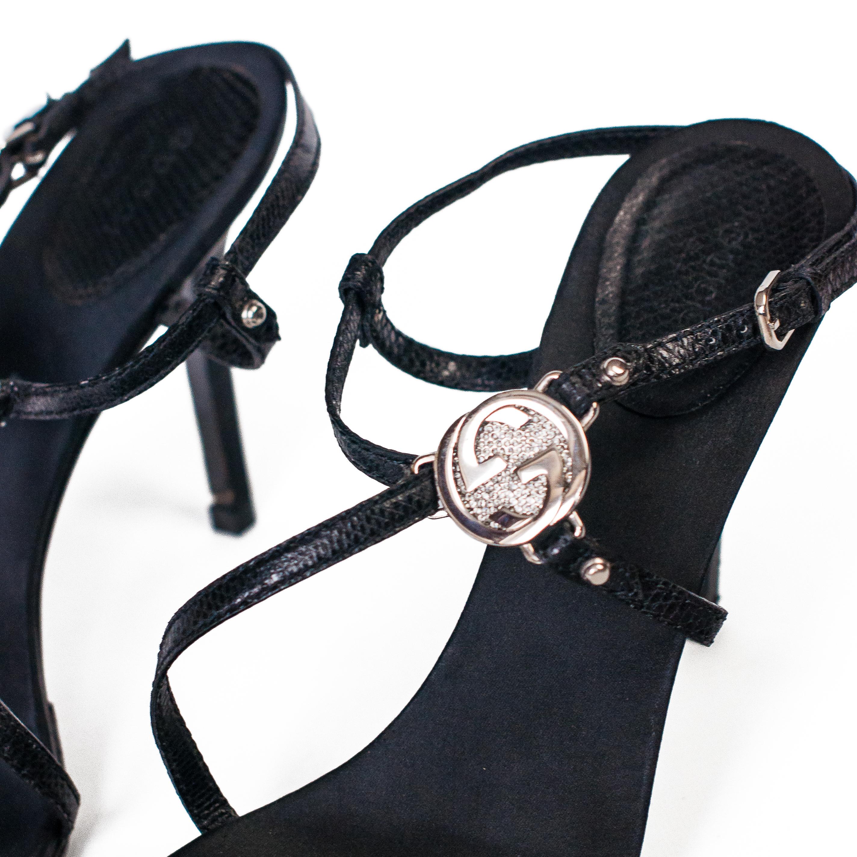 Ruder Than The Rest presenta: Tacchi alti a punta con l'iconico logo Gucci Britt.

I loghi in metallo cromato sono intarsiati con cristalli Swarovski

Cinturini in pelle effetto serpente.

Materiale satinato sul plantare.

tacco slingback.

Tacchi