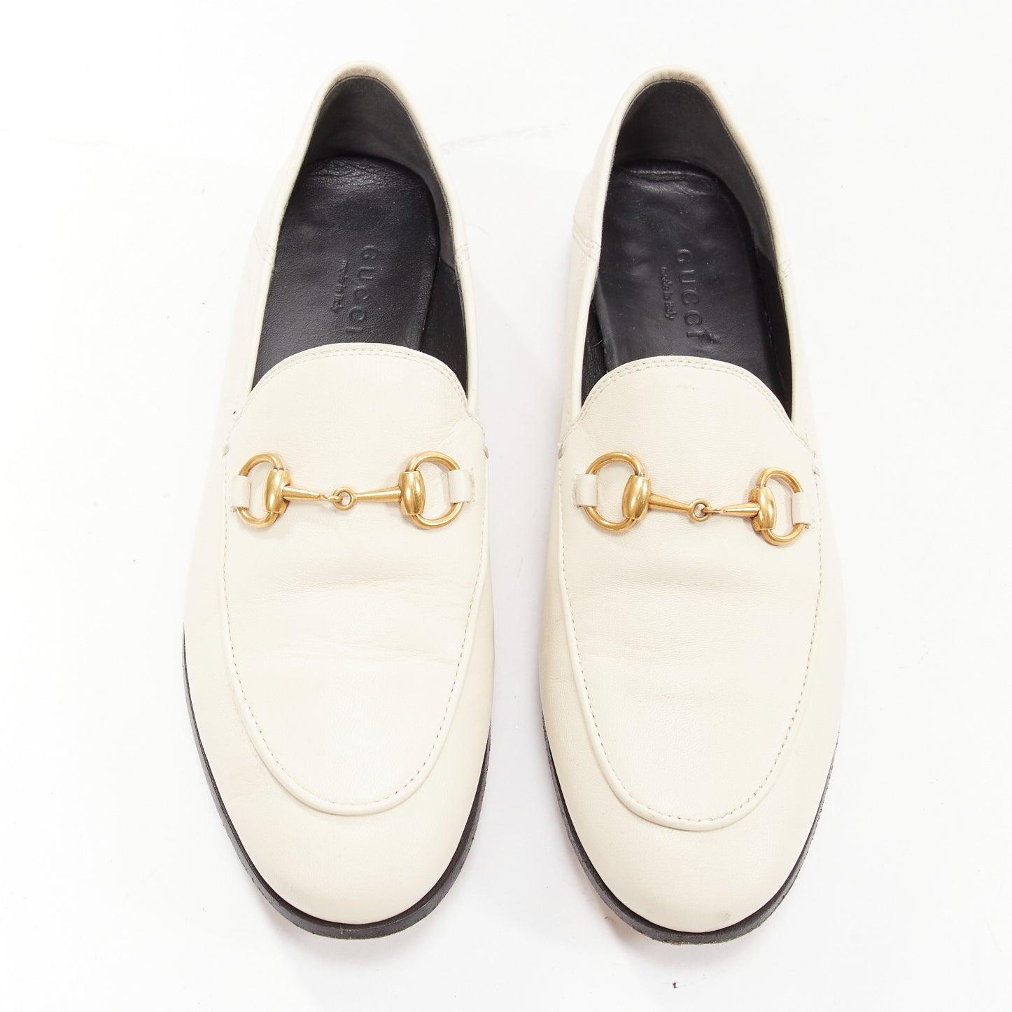 GUCCI Brixton Horsebit Cremefarbene Loafers mit konisch zulaufenden Schnallen und goldenen Schnallen EU35
Referenz: YIKK/A00044
Marke: Gucci
Designer: Alessandro Michele
Modell: Brixton
MATERIAL: Leder
Farbe: Creme, Gold
Muster: Solide
Verschluss: