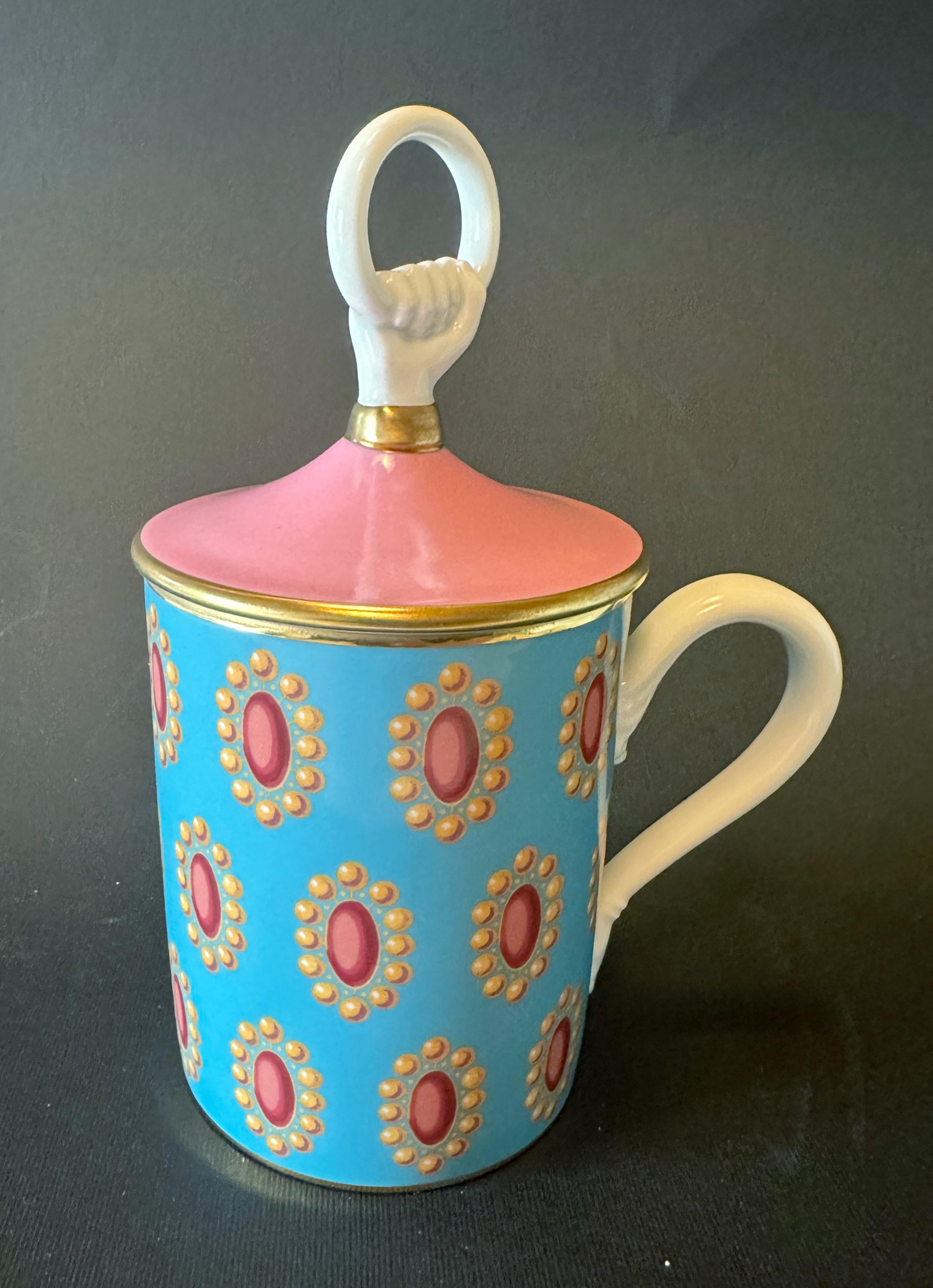 Tazza in porcellana di Gucci con motivo di spille e manico scultoreo sul coperchio e sul lato, con bordi dorati / Made in Italy da A. Richard Ginori
Timbro originale sul lato inferiore / viene fornito con la scatola originale
diametro 8 cm, altezza