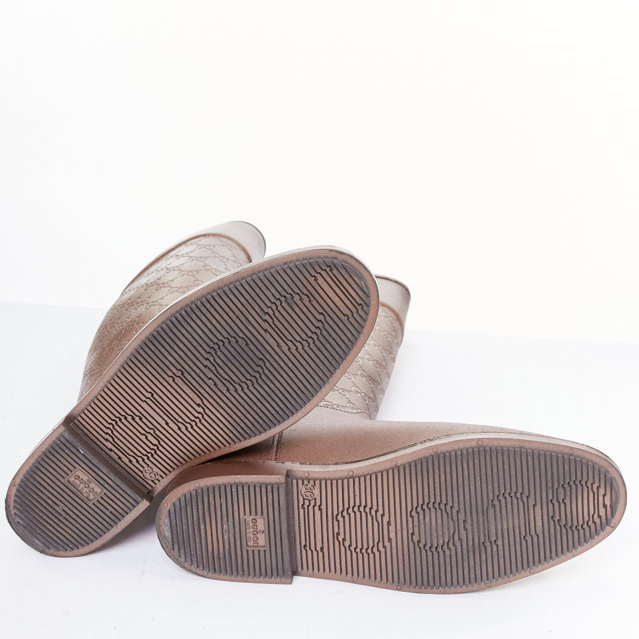 Bottes de pluie hautes et plates en caoutchouc avec logo GG en bronze GG EU36 en vente 5