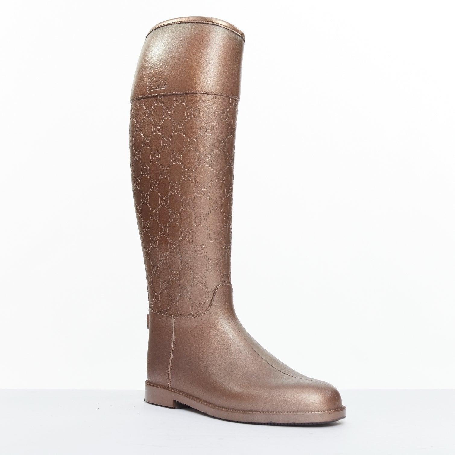 Bottes de pluie hautes et plates en caoutchouc avec logo GG en bronze GG EU36
Référence : ANWU/A01334
Marque : Gucci
Matière : Caoutchouc
Couleur : Bronze
Motif : Monogramme
Fermeture : Slip On
Doublure : Tissu noir
Détails supplémentaires :