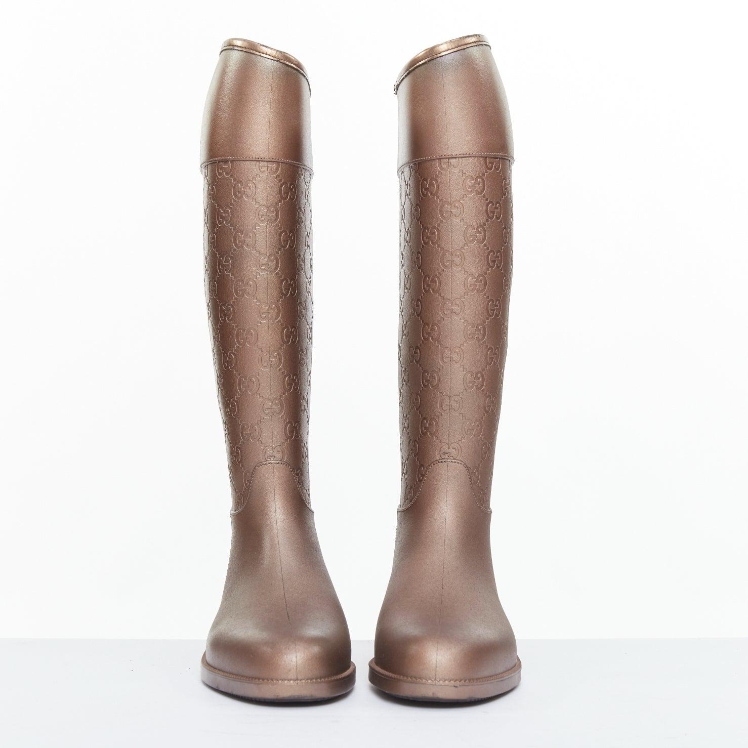 Marron Bottes de pluie hautes et plates en caoutchouc avec logo GG en bronze GG EU36 en vente