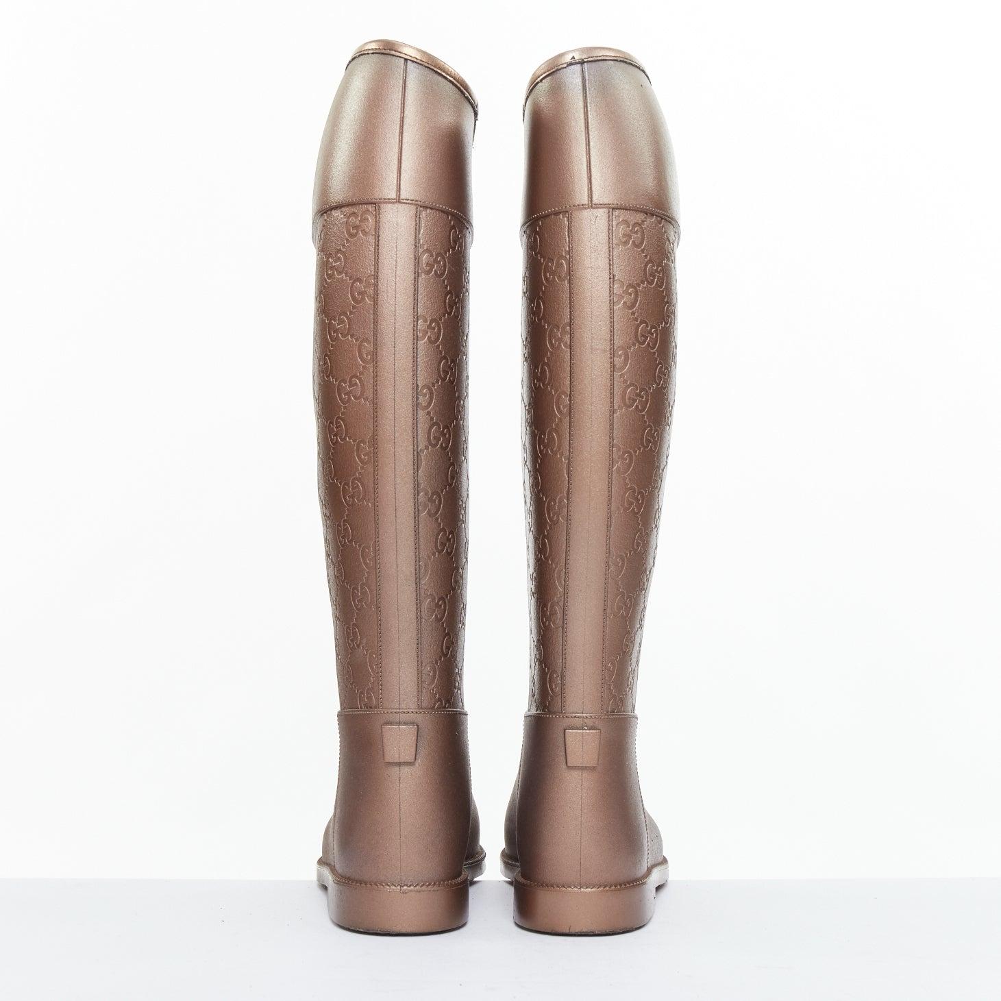 Bottes de pluie hautes et plates en caoutchouc avec logo GG en bronze GG EU36 Pour femmes en vente