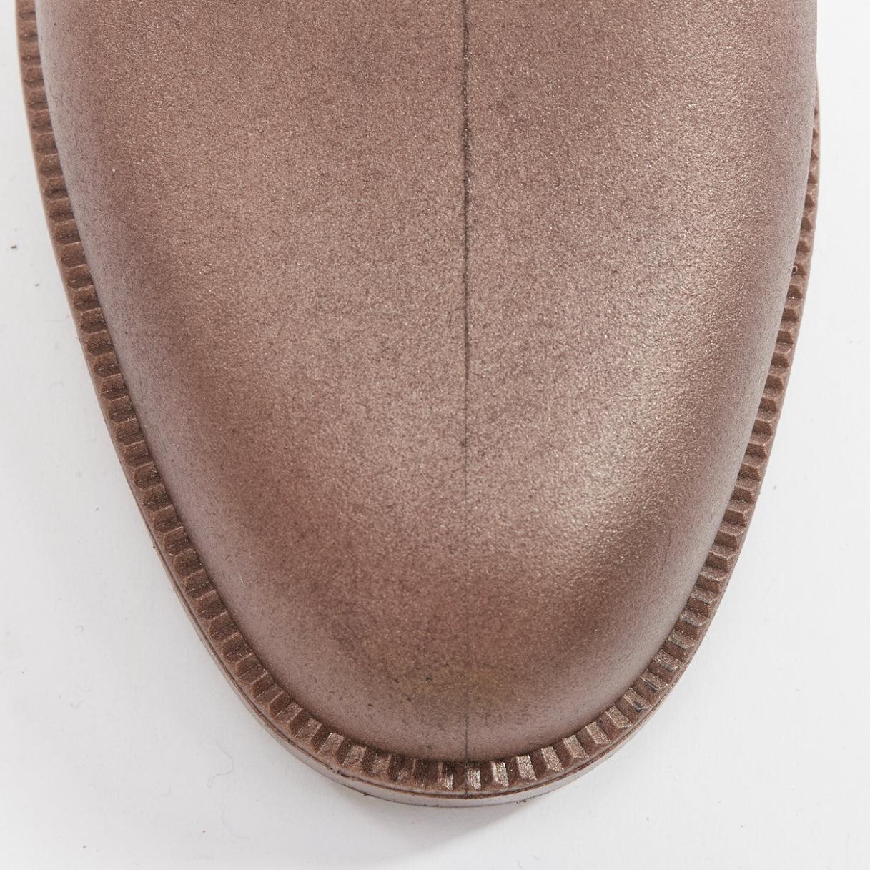 Bottes de pluie hautes et plates en caoutchouc avec logo GG en bronze GG EU36 en vente 1
