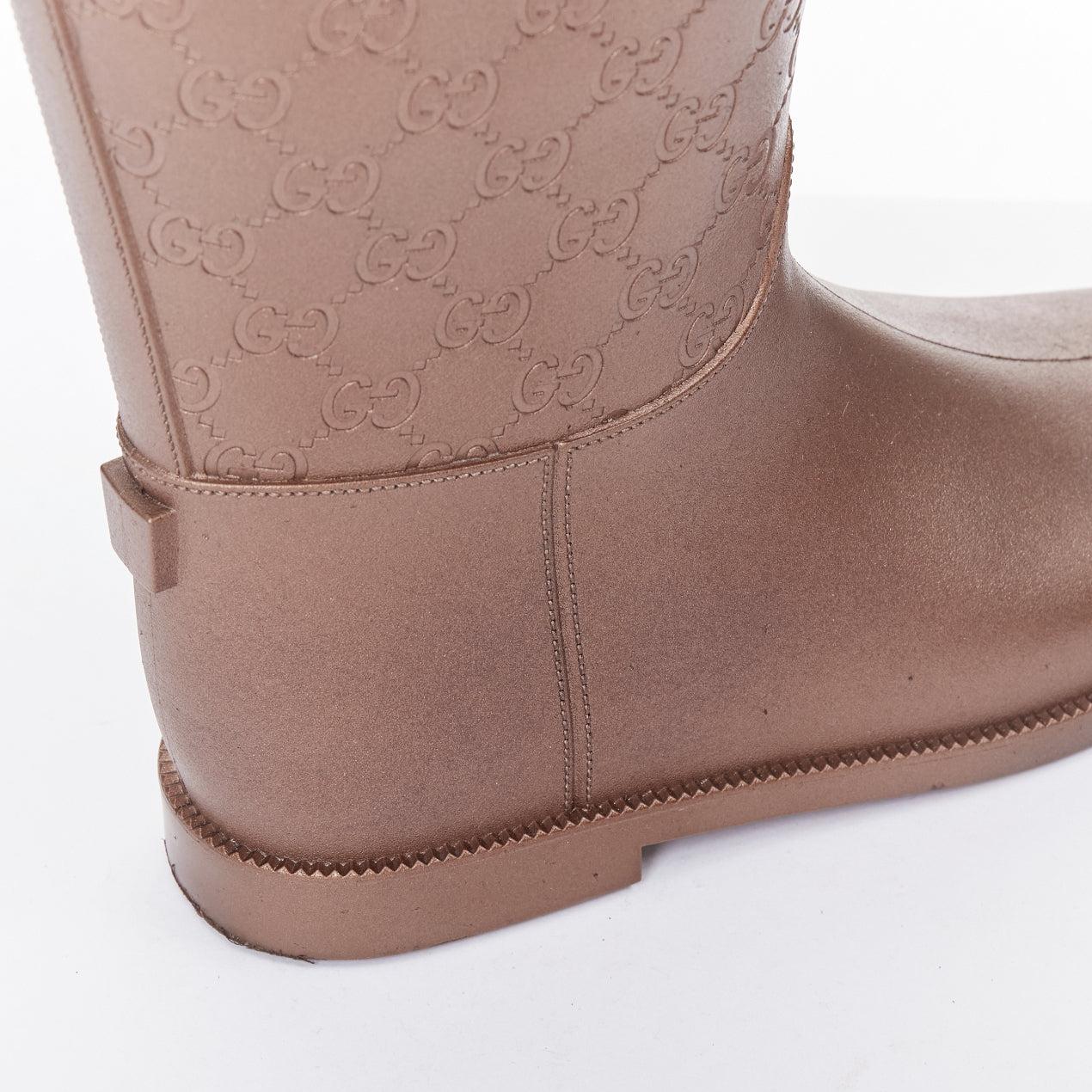 Bottes de pluie hautes et plates en caoutchouc avec logo GG en bronze GG EU36 en vente 3