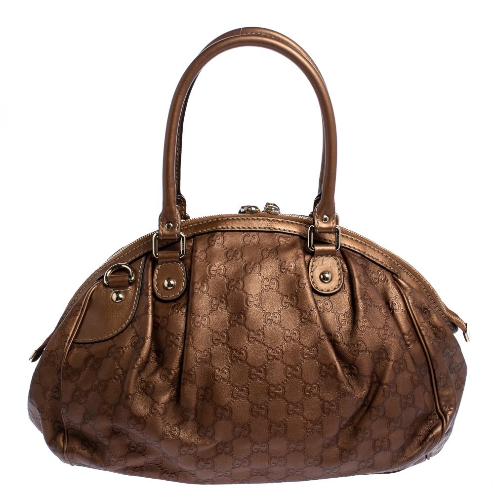 From the House of Gucci, the Sukey Boston bag is a classic. Made with Guccissima leather with interlocked Gs arranged in a diamond pattern. Frida Giannini introduced Guccissima back in 2006 under her illustrious creative direction. The bag has a