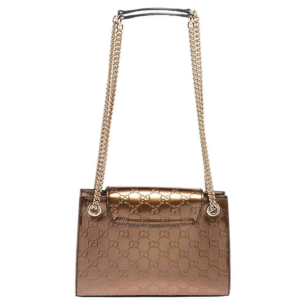 Gucci's handbags are not only well-crafted but are also coveted because of their high appeal. This Emily Chain shoulder bag, like all of Gucci's creations, is fabulous and closet-worthy. It has been crafted from Guccissima mirrored leather and