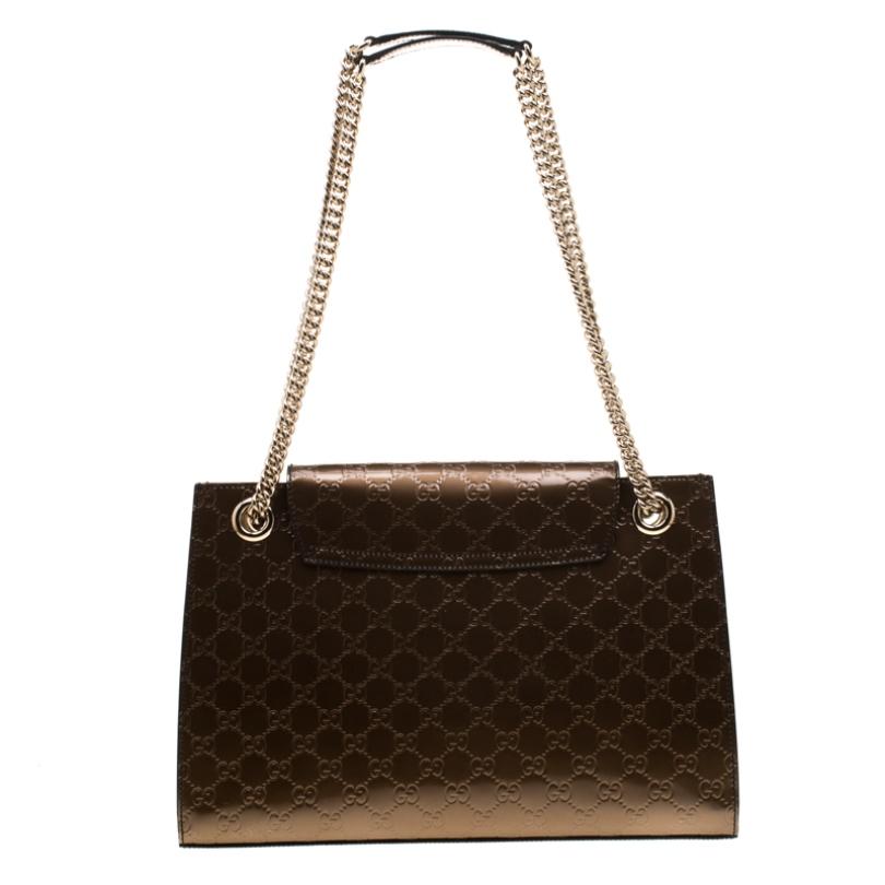 Gucci's handbags are not only well-crafted but they are also coveted because of their high appeal. This Emily Chain shoulder bag, like all of Gucci's creations, is fabulous and closet worthy. It has been crafted from Guccissima patent leather and