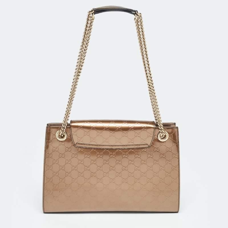 With a perfect blend of archival details and contemporary design, this Gucci Emily bag is desirable. It has impressed the style enthusiasts with its understated charm and embodies an architectural shape. Made from Guccissima patent leather, it can