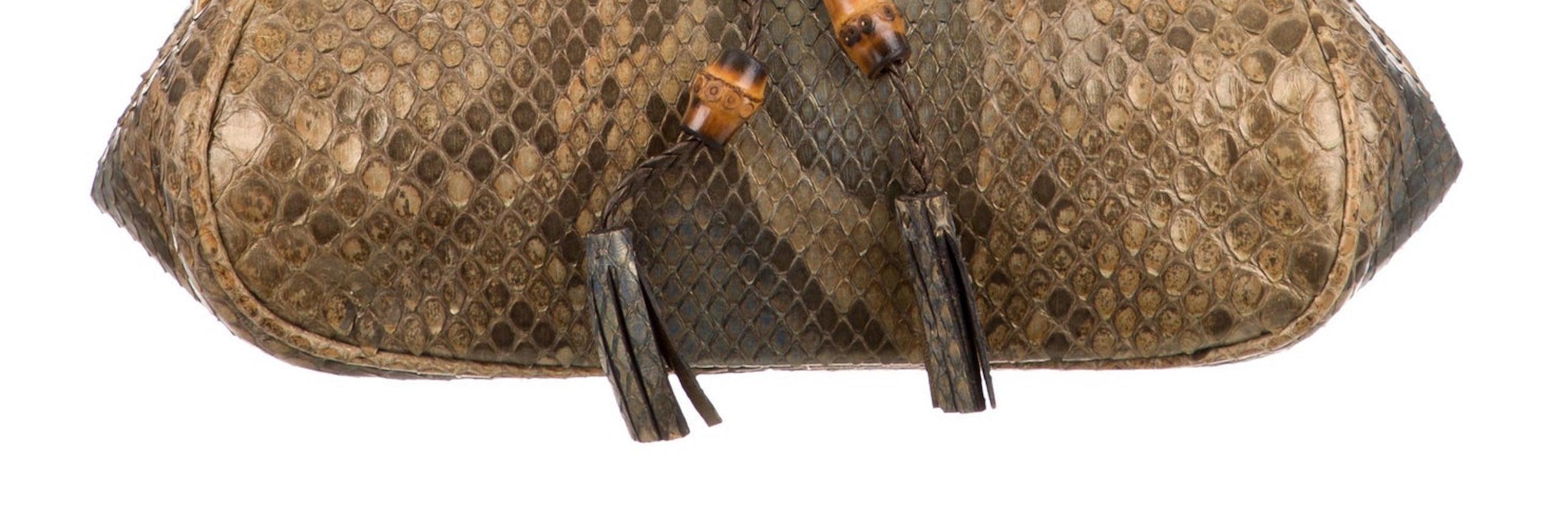 
Snakeskin
Bamboo
Gold tone hardware
Leather lining
Turnlock closure
Made in Italy
Measures 7.5