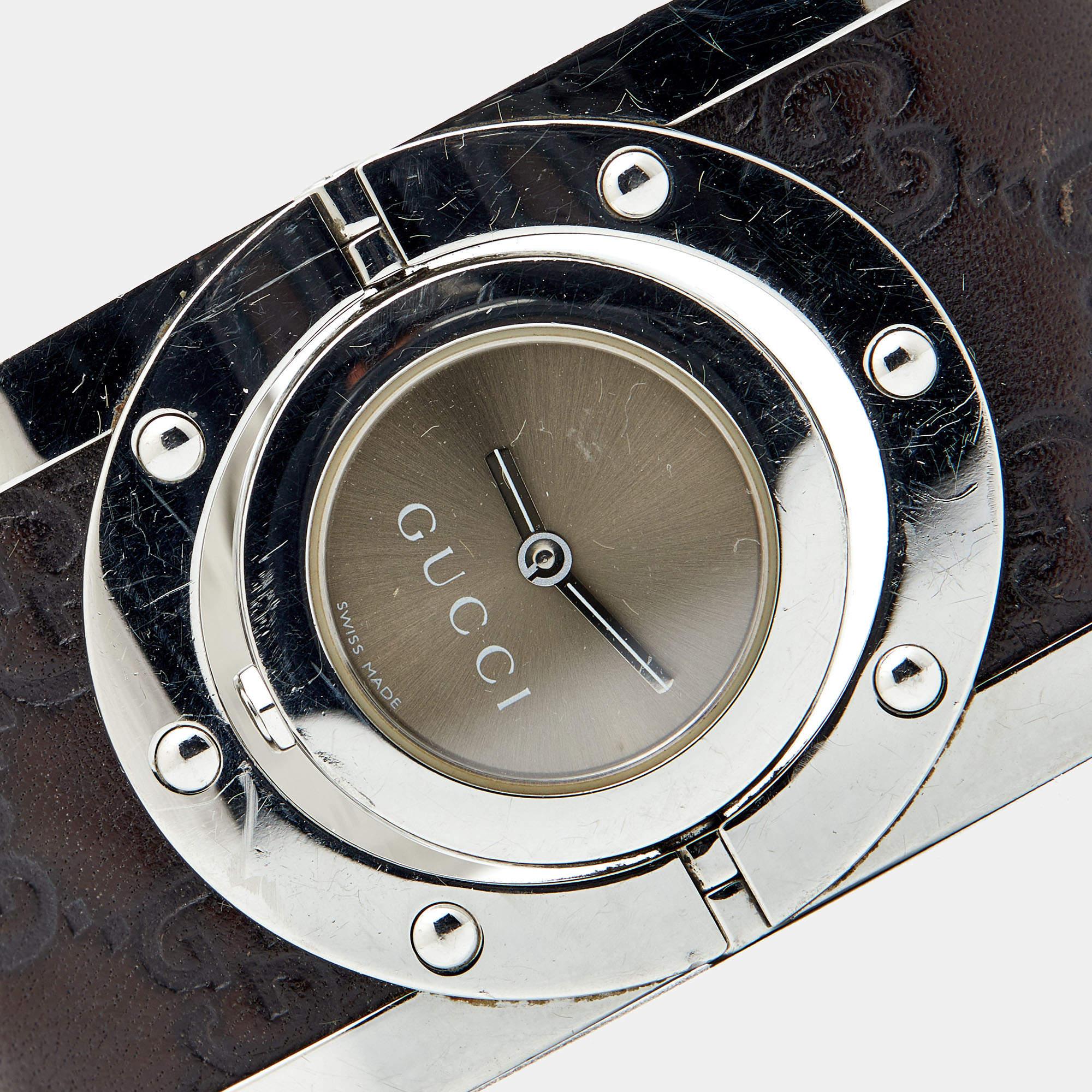 Diese atemberaubend gearbeitete Gucci Twirl Uhr ist die erste Wahl für eine moderne Frau. Der Zeitmesser trägt künstlerische Handwerkskunst aus Edelstahl und Leder zusammen mit schönen Details wie dem schlichten Bronze-Zifferblatt und zwei Zeigern.